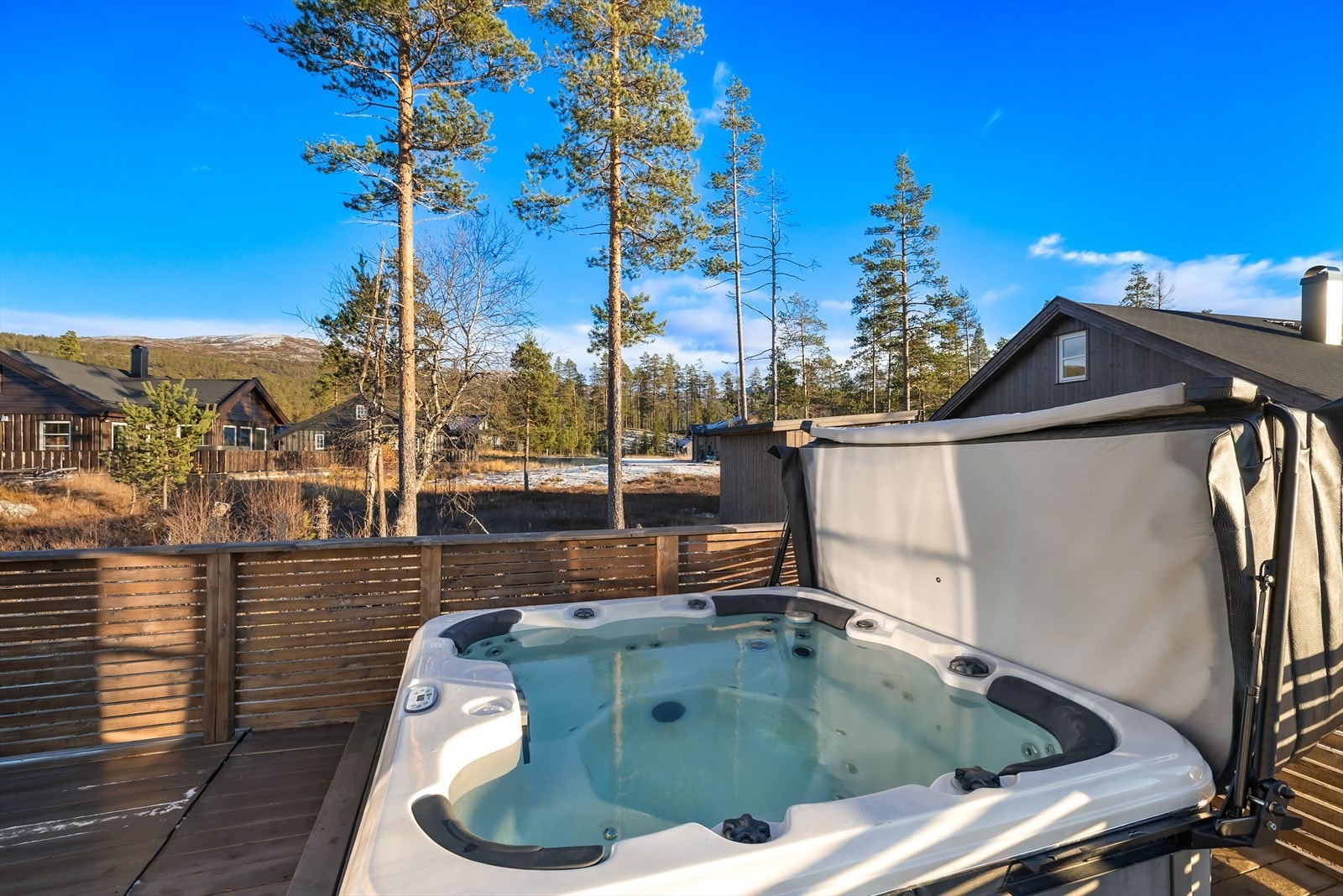 Jacuzzi sømløst integrert i plattingen for et stilrent uttrykk. Temperaturen kan styres over wifi Galleribilde