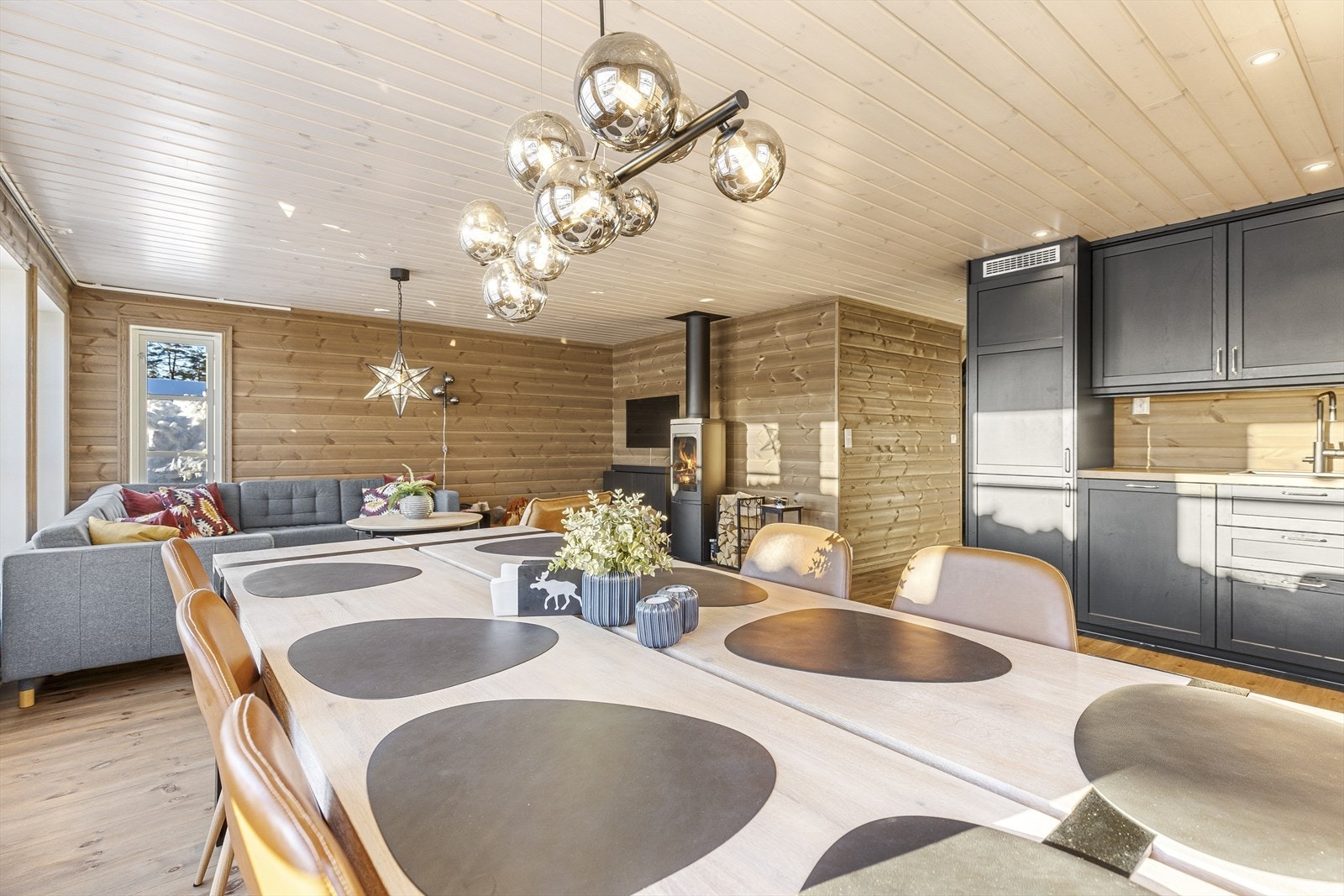 Et innbydende oppholdsrom som utgjør selve hjertet av hytta Galleribilde