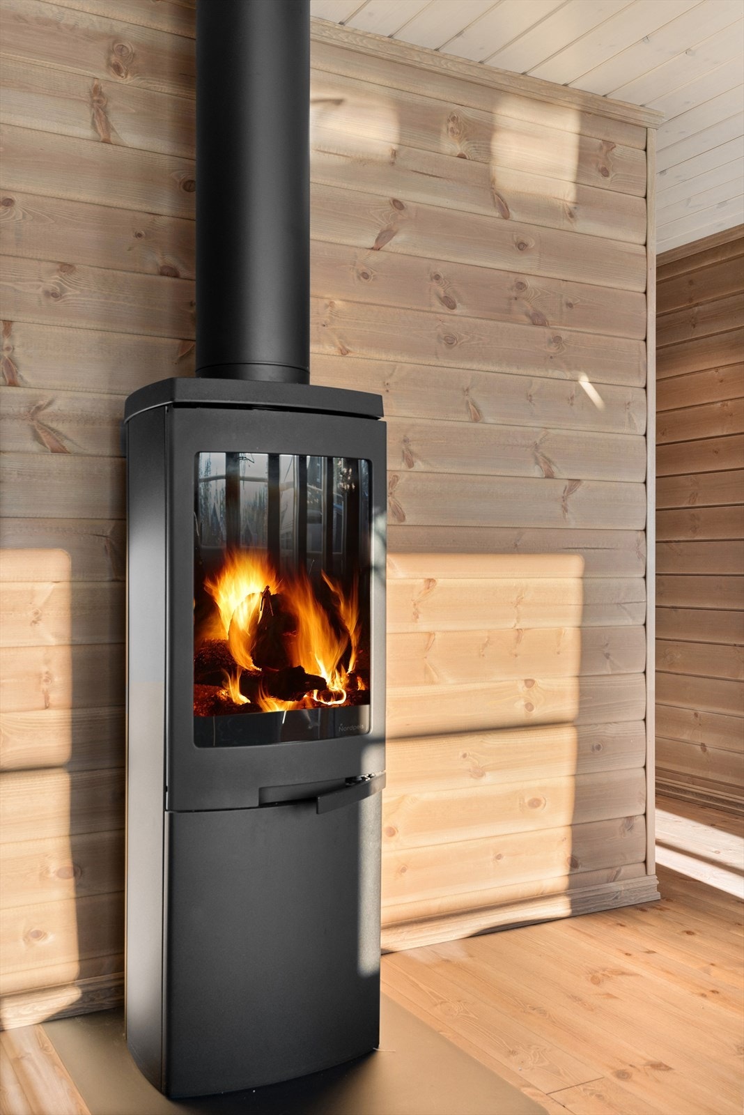 Lekker peisovn som sprer varme og god atmosfære Galleribilde