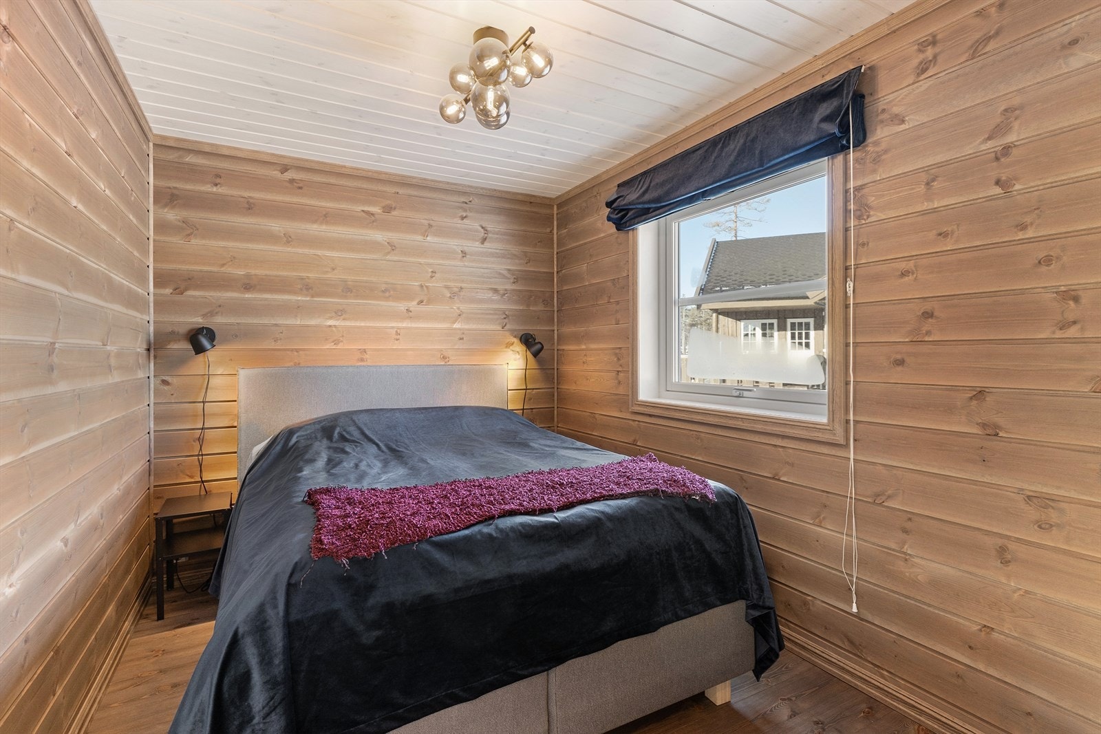 Soverom 1 av god størrelse med plass til stor seng Galleribilde