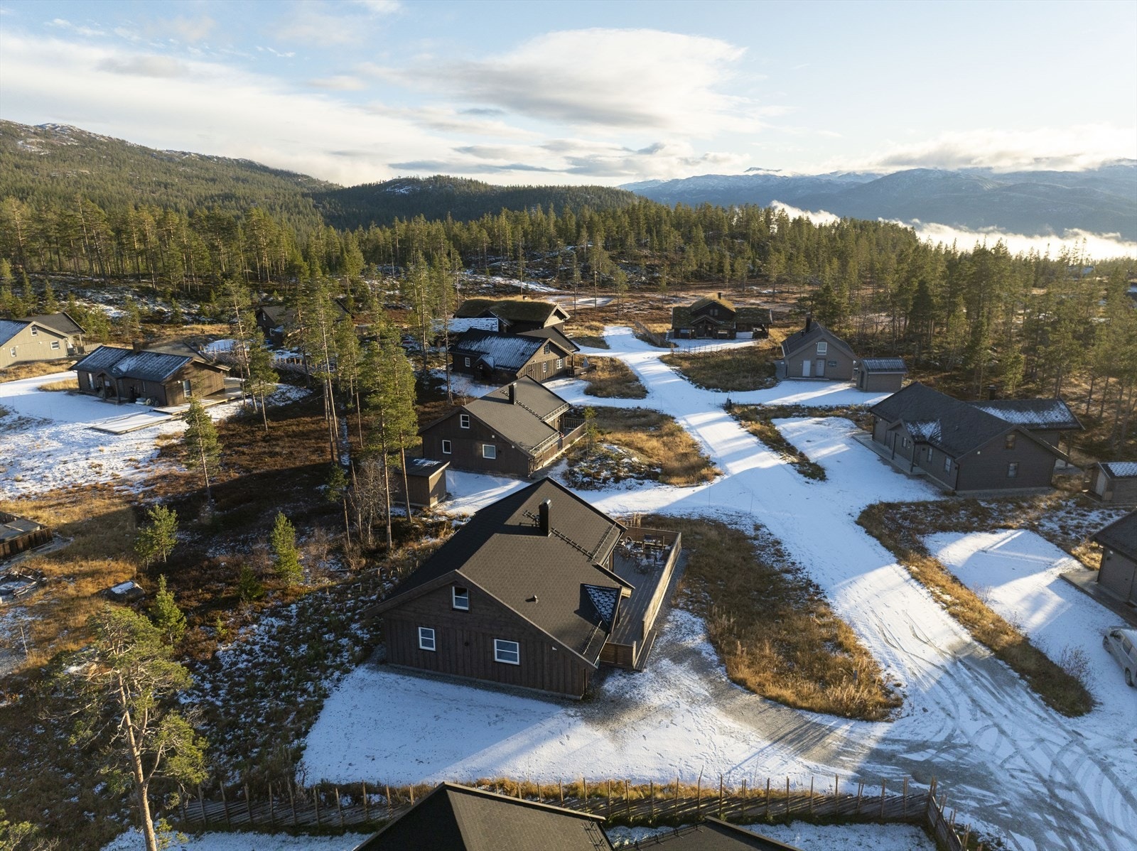 Det er flere biloppstillingsplasser på egen tomt, samt elbillader på hytteveggen Galleribilde