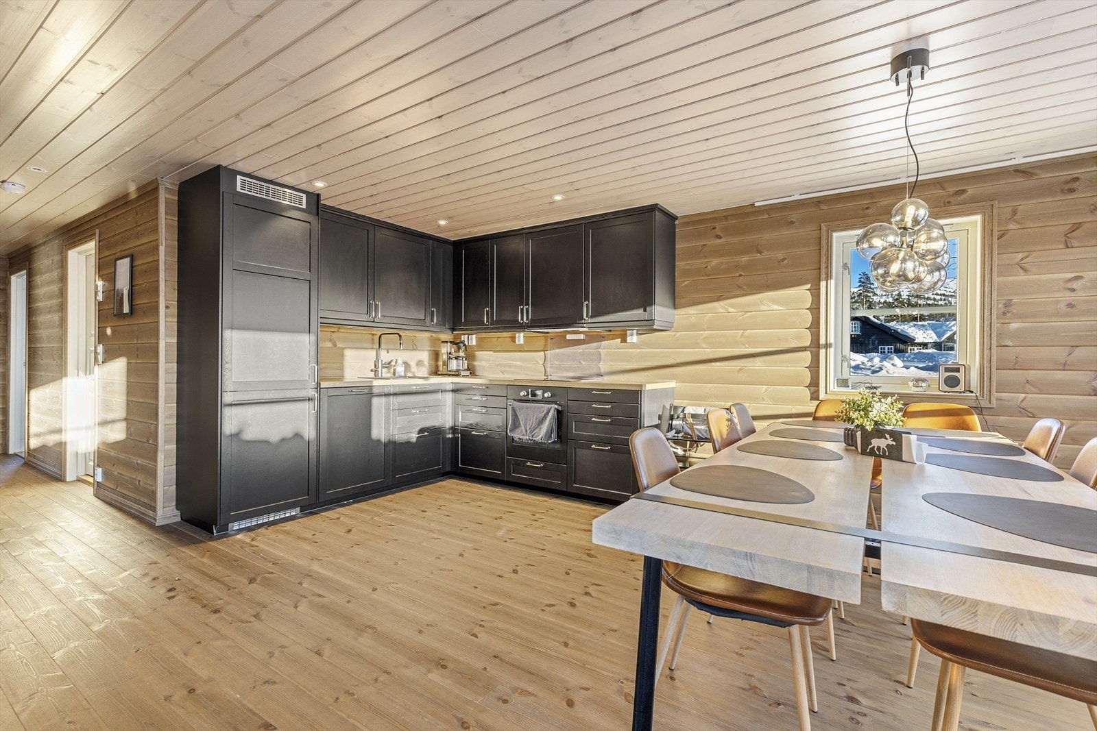 Lekkert kjøkken med profilerte fronter og integrerte hvitevarer Galleribilde