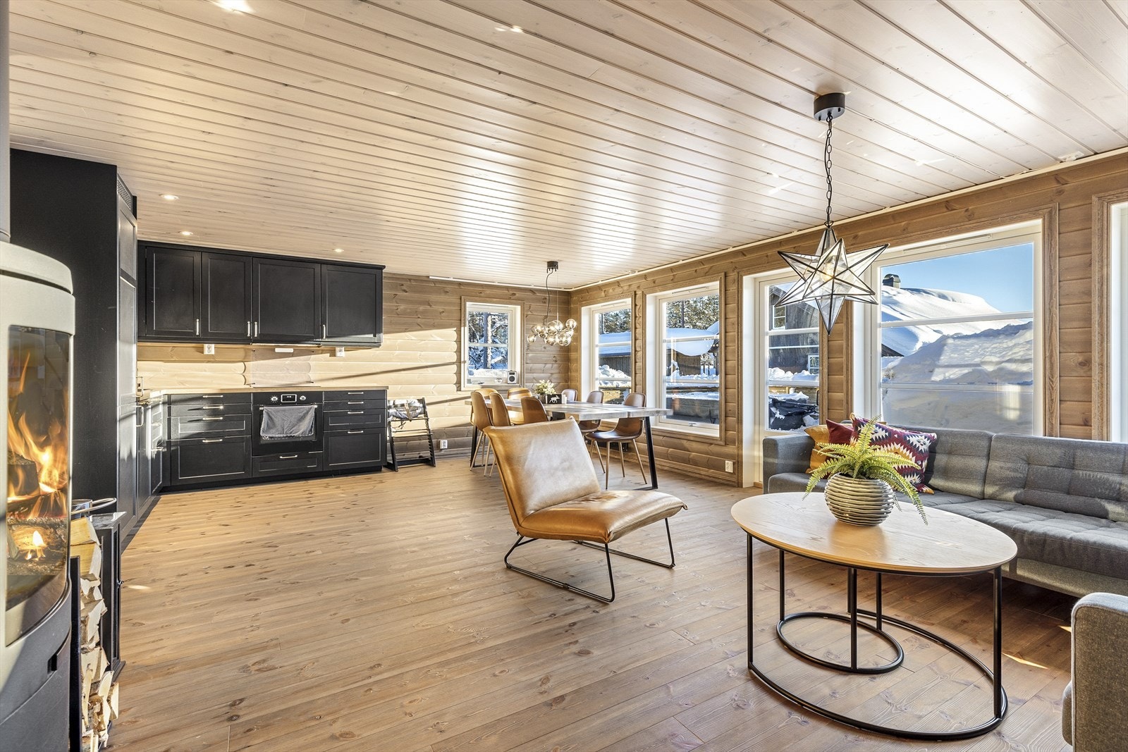 Åpen planløsning mellom stue og kjøkken gir et romslig preg Galleribilde