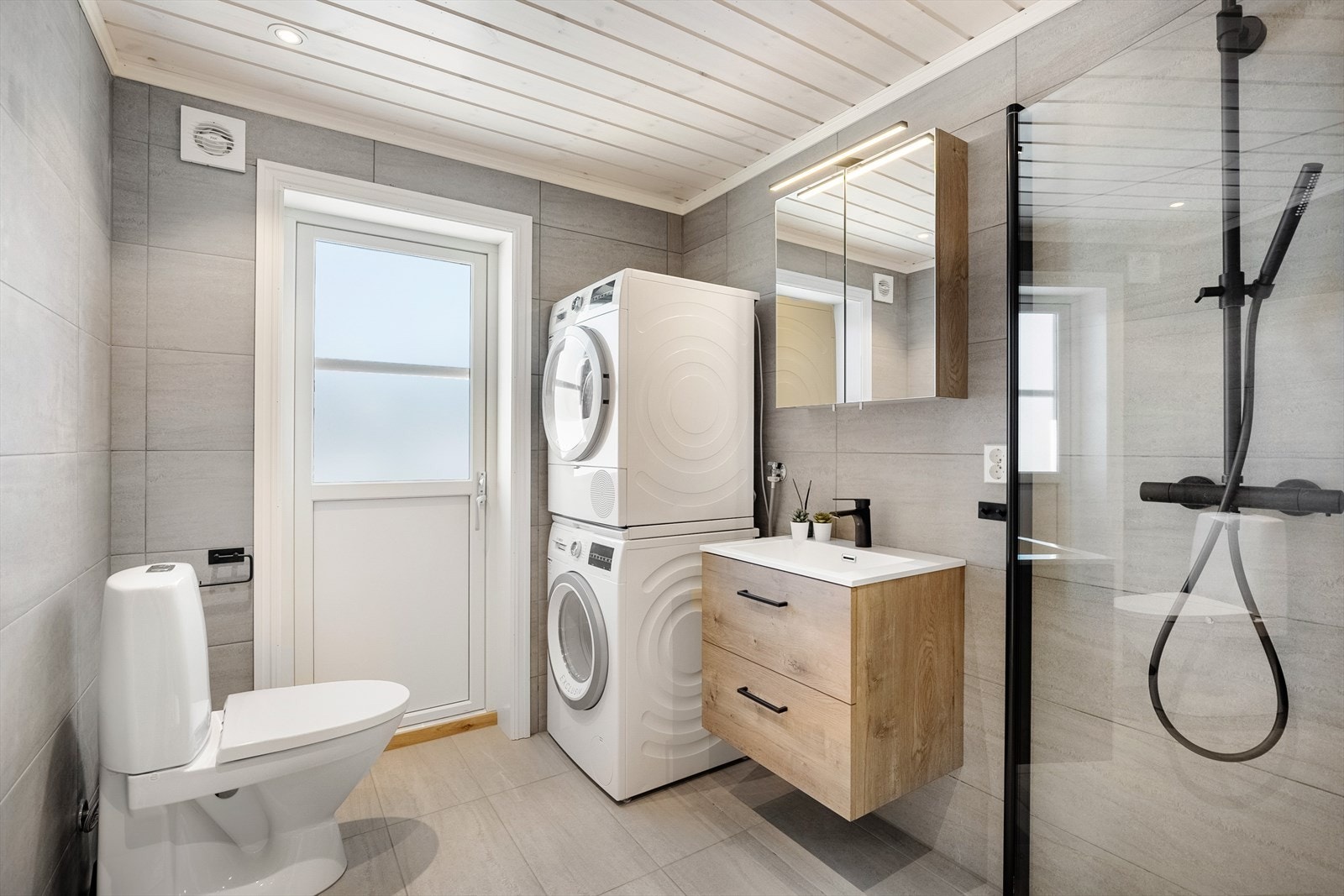 Delikat bad med opplegg til vaskemaskin og tørketrommel samt gulvvarme og mekanisk avtrekk Galleribilde