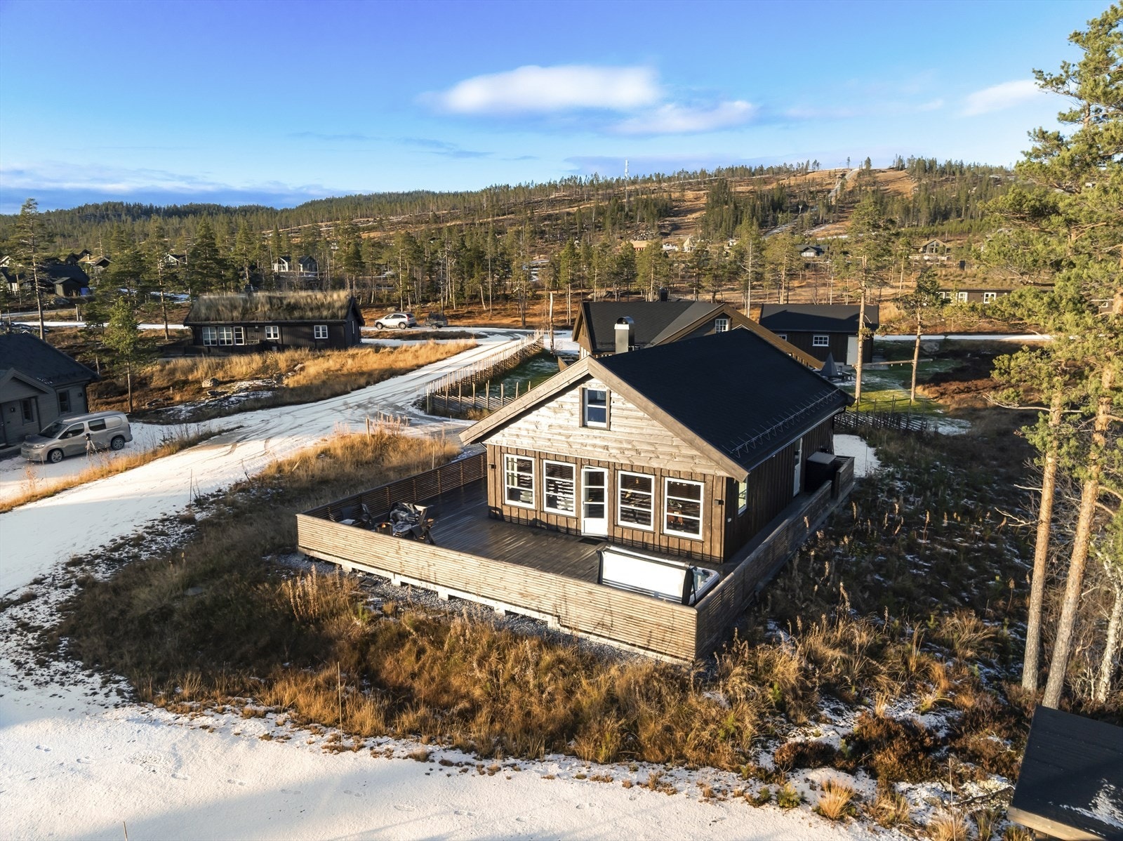 Familiehytte oppført 2021 med stor terrasse og jacuzzi Galleribilde