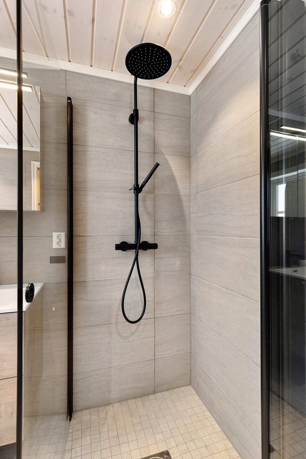 Eksklusiv dusjnisje med sorte detaljer og mosaikkfliser Galleribilde