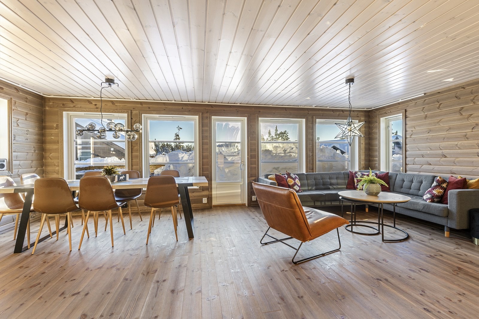 Luftig stue med store vindusflater som gir rikelig med naturlig lysinnslipp. Utgang til terrasse Galleribilde