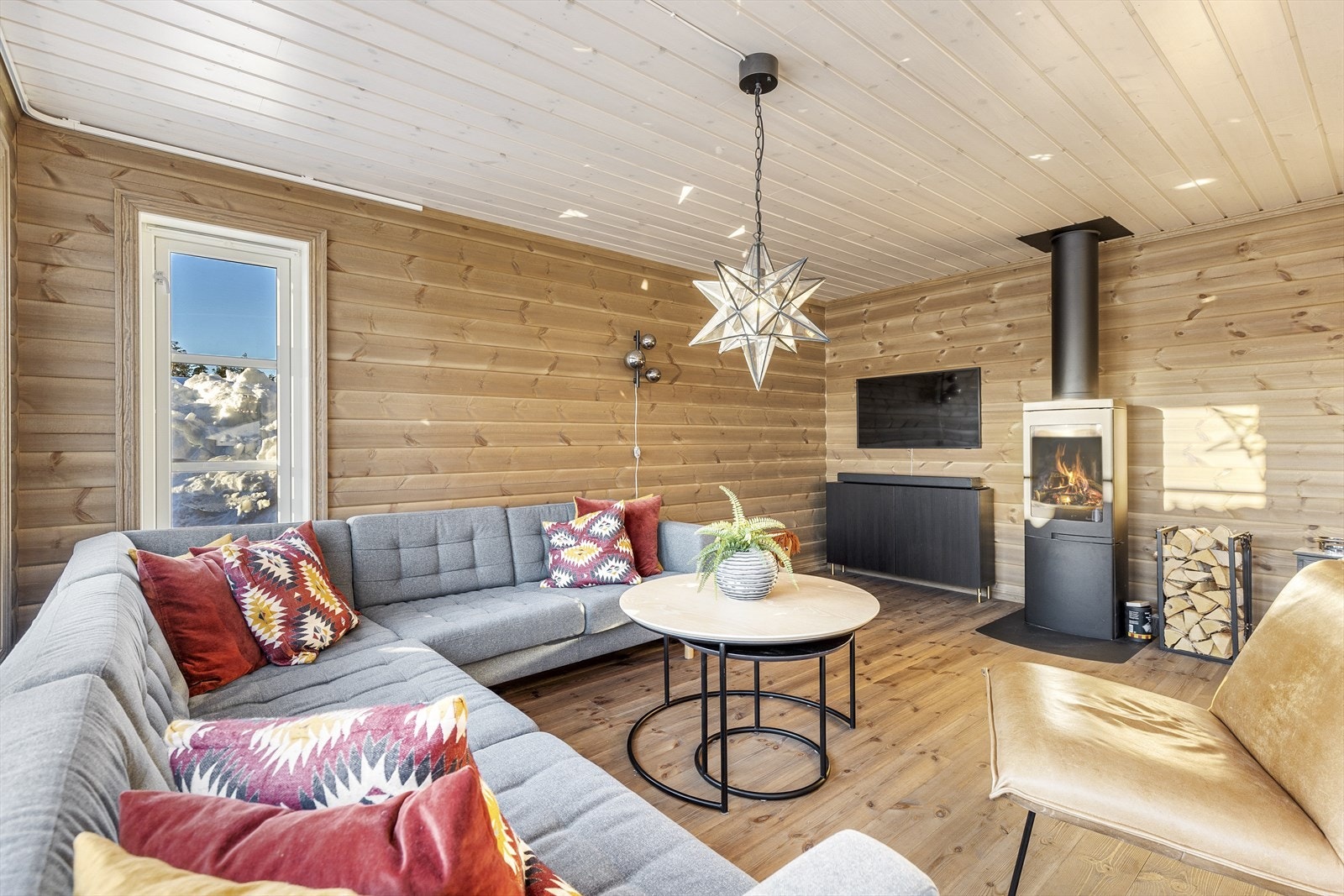 Hyggelig sofakrok som er lett å innrede. Panelovner og varmekabler kan styres over wifi for komplett varmestyring Galleribilde