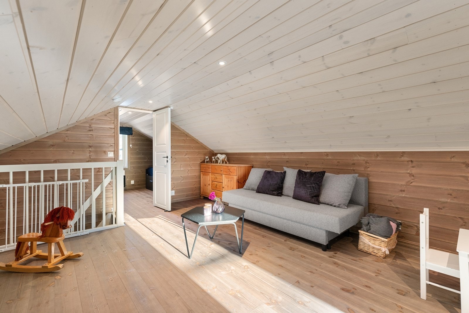 Hems bestående av loftstue og to hemsrom Galleribilde