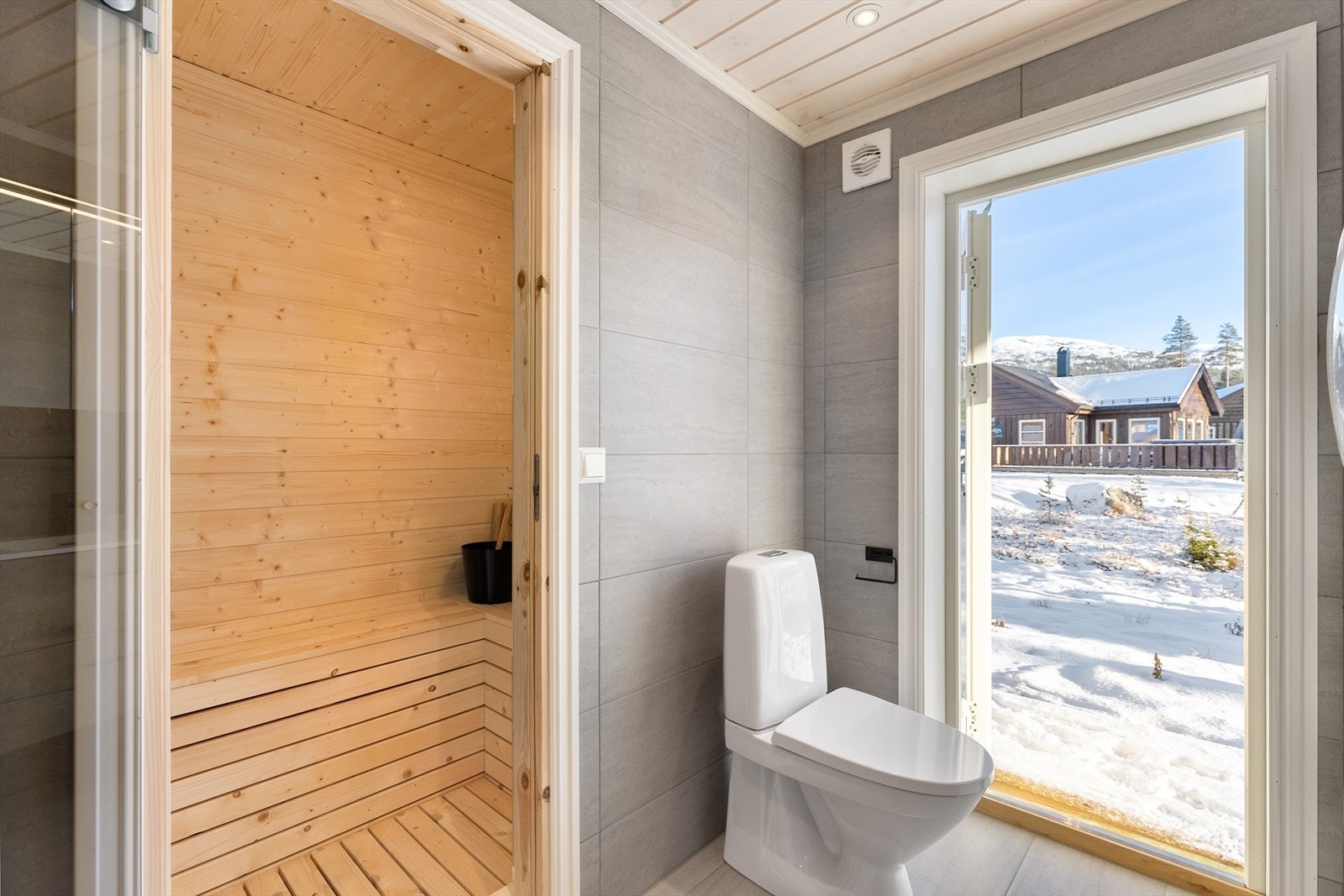 Badstu og utgang til å kaste seg i snøen Galleribilde