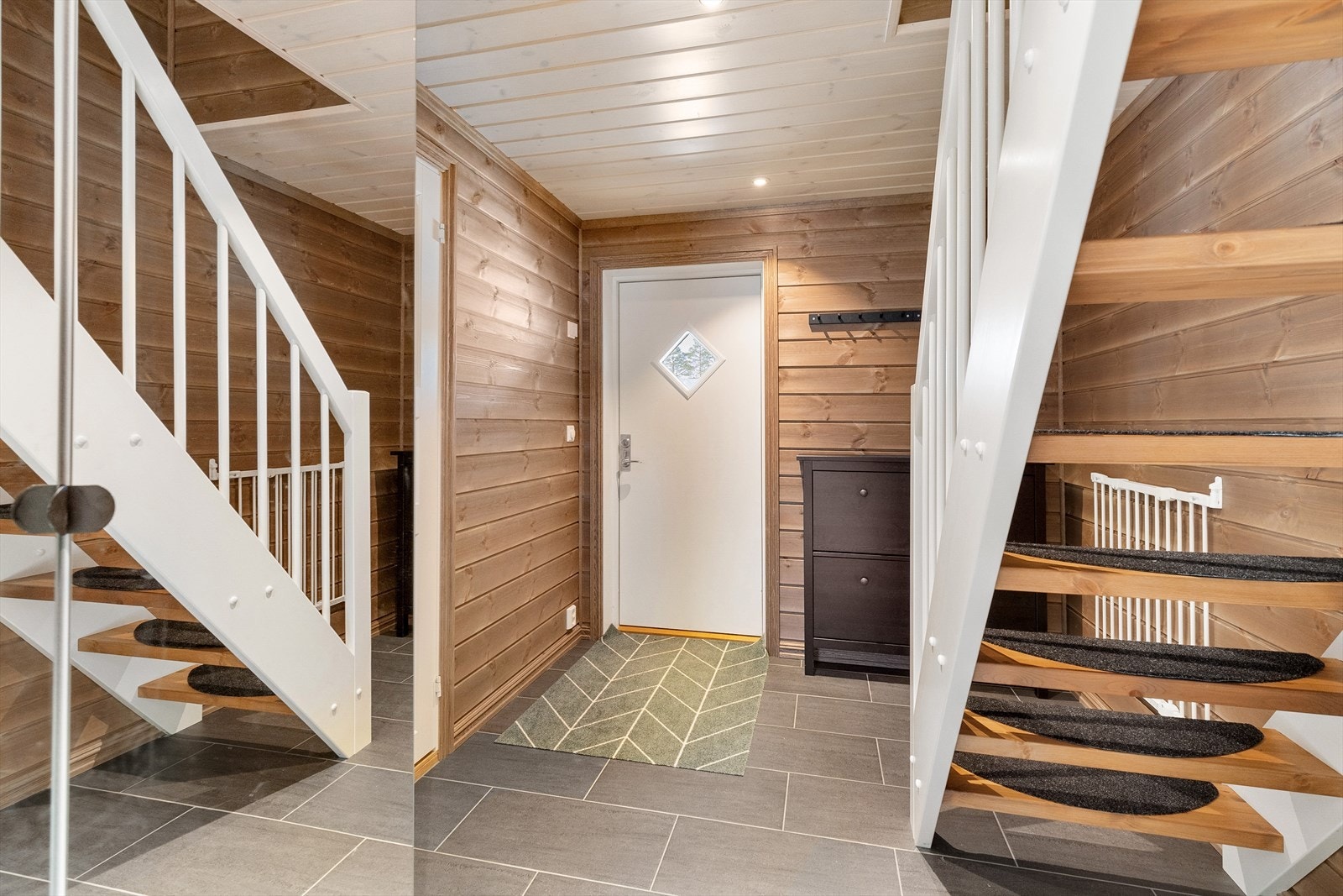 Innbydende entré med flislagt gulv ilagt varmekabler Galleribilde