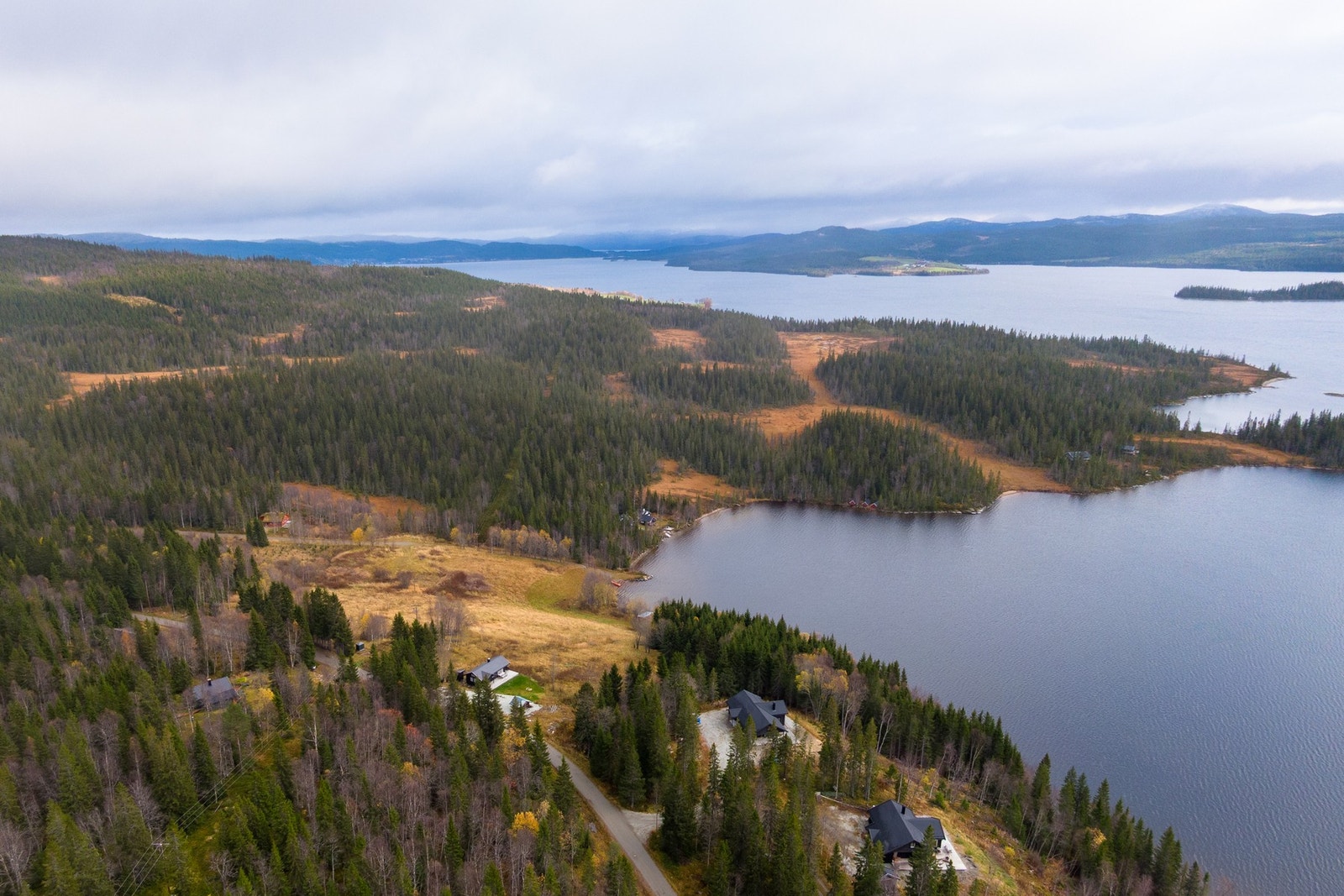 Eiendommen ligger fritt til med litt avstand fra nærliggende fritidsboliger i området. Galleribilde