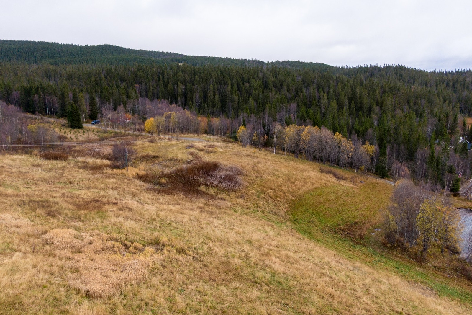 Det ligger en strøm-trafo litt ovenfor tomten. Dette kan bidra til enklere tilkobling av strøm. Galleribilde