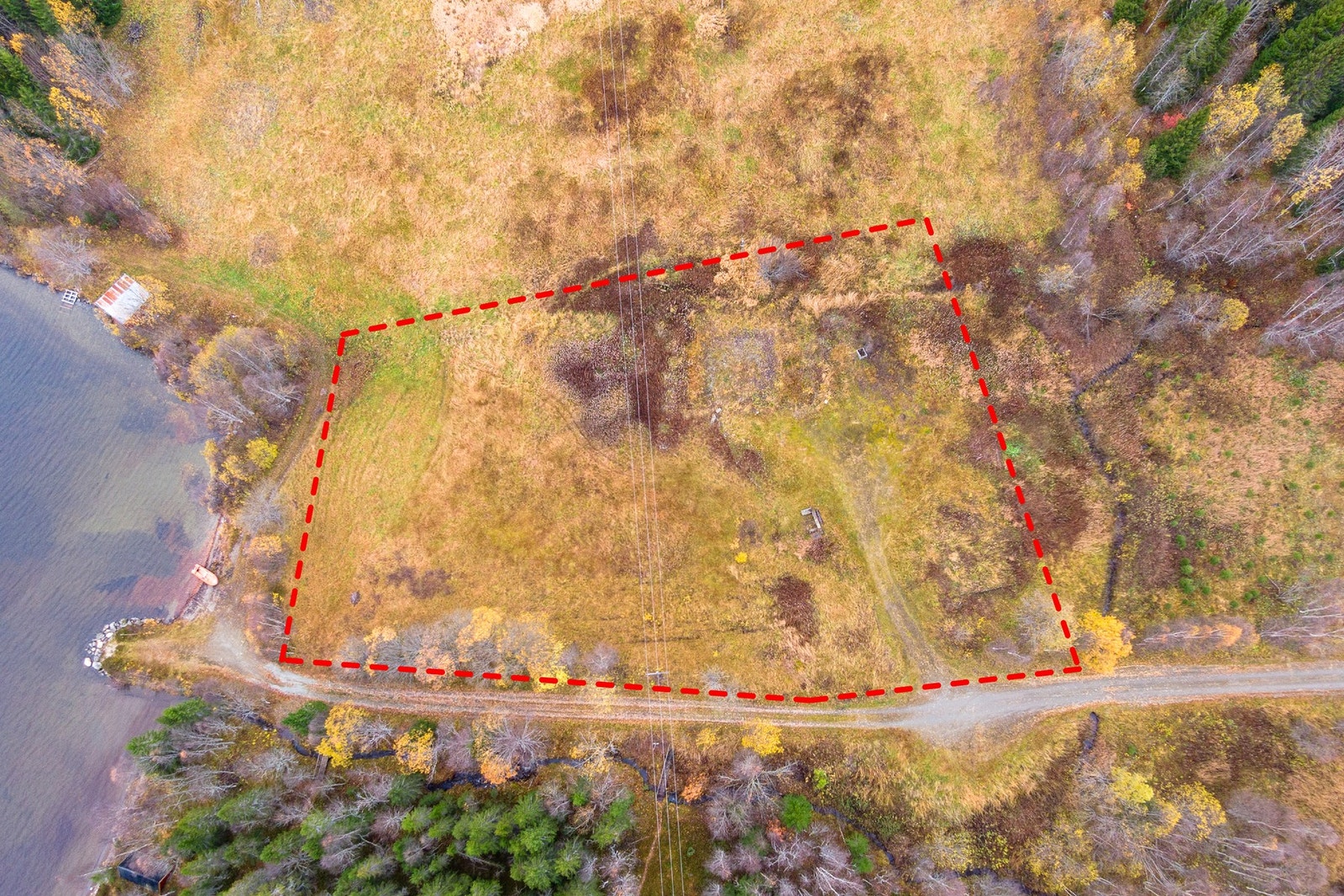 Tomten har en attraktiv beliggenhet med nærhet til vannet og enkel adkomst med bilvei helt frem. Her er en ca skisse over tomtegrenser. Galleribilde