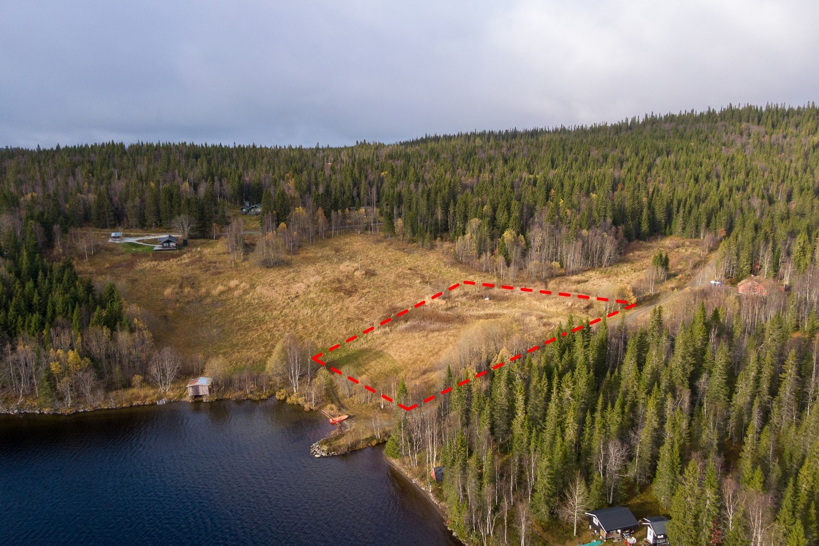 Laksjøen byr på godt fiske både sommer og vinter, og er et populært badested i de varme sommermånedene. Her er en ca skisse over tomtegrenser. Galleribilde