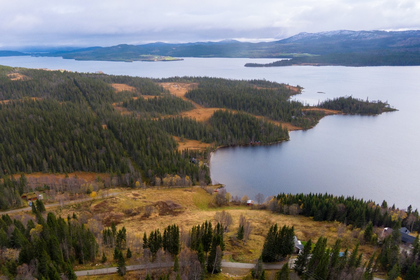 Om vinteren går rekreasjonsløype for snøscooter over Laksjøen, med et omfattende løypenett som dekker store deler av kommunen. Galleribilde
