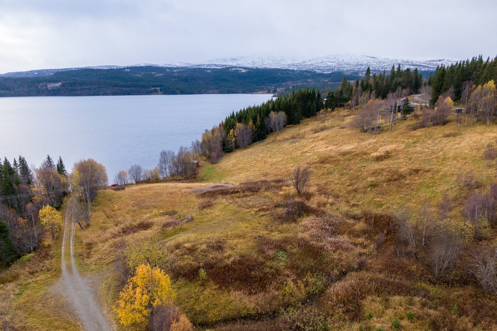 Det har tidligere stått en enebolig med uthus på tomten. Disse bygningene ble revet i regi av selger for flere år siden som ledd i en plan om å oppføre en fritidsbolig på eiendommen. Galleribilde