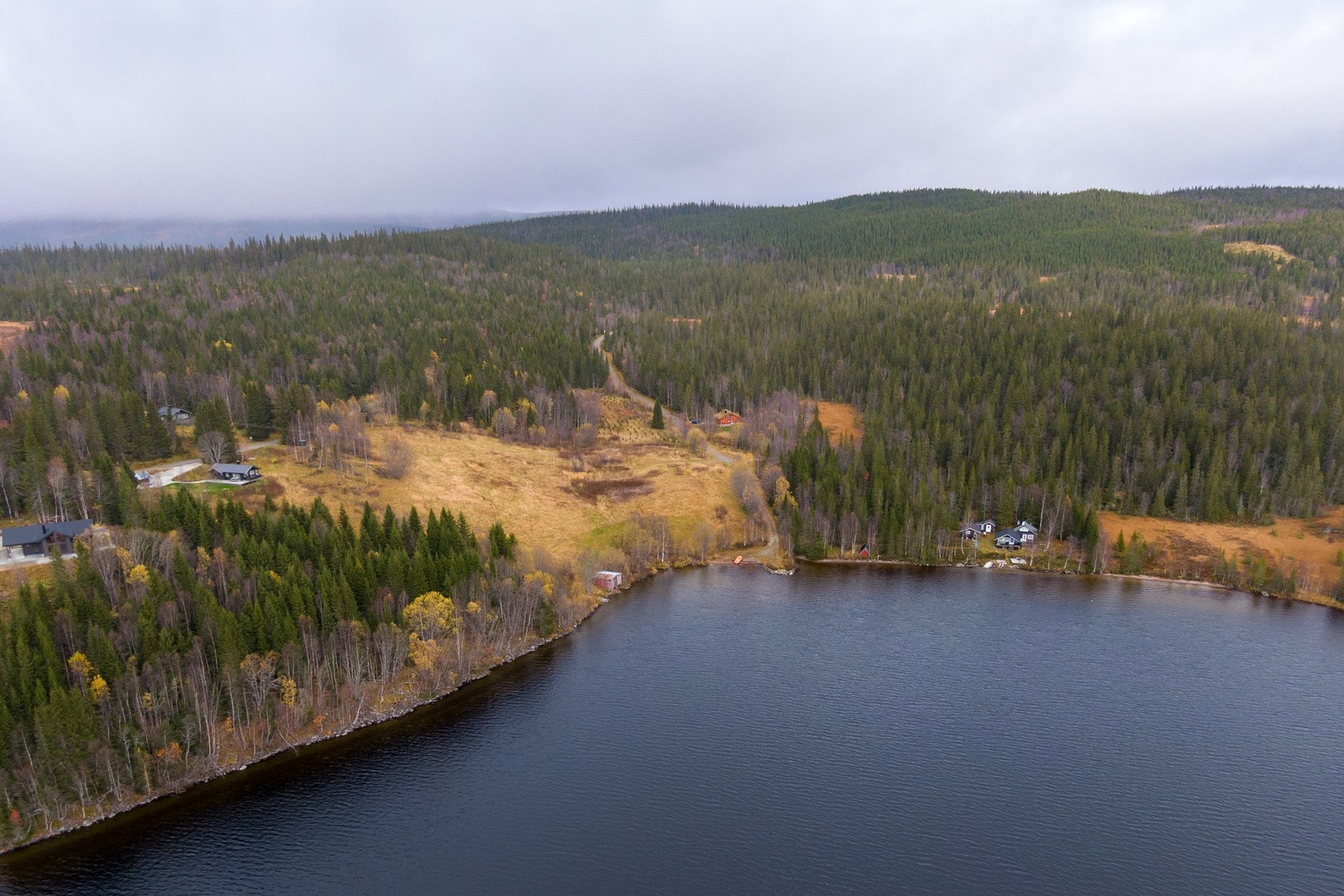 Tomten ligger like ved idylliske Laksjøen i Lierne Galleribilde