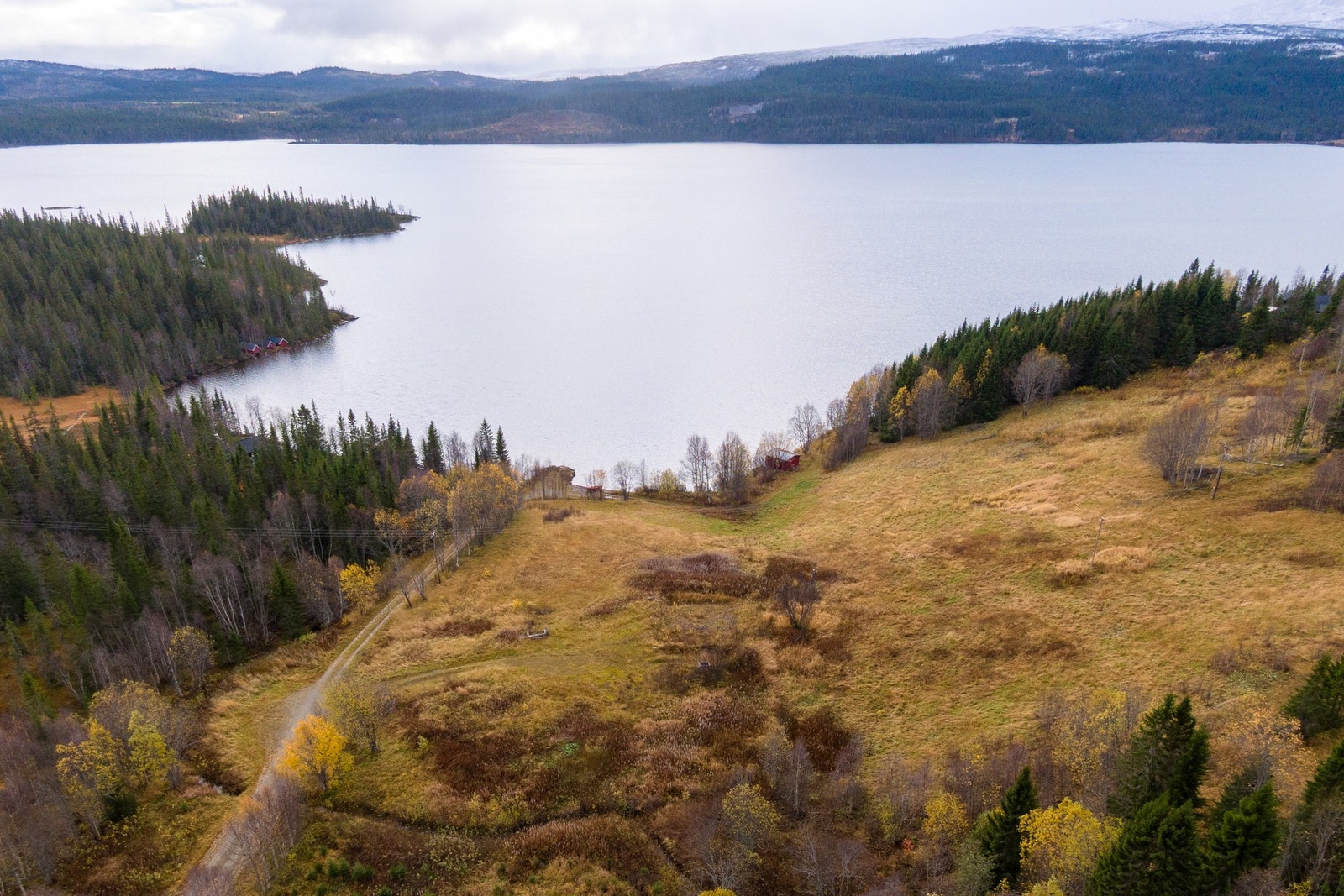Tomten gir et ideelt utgangspunkt for deg som ønsker tilgang til både jaktterreng og gode fiskemuligheter. Galleribilde