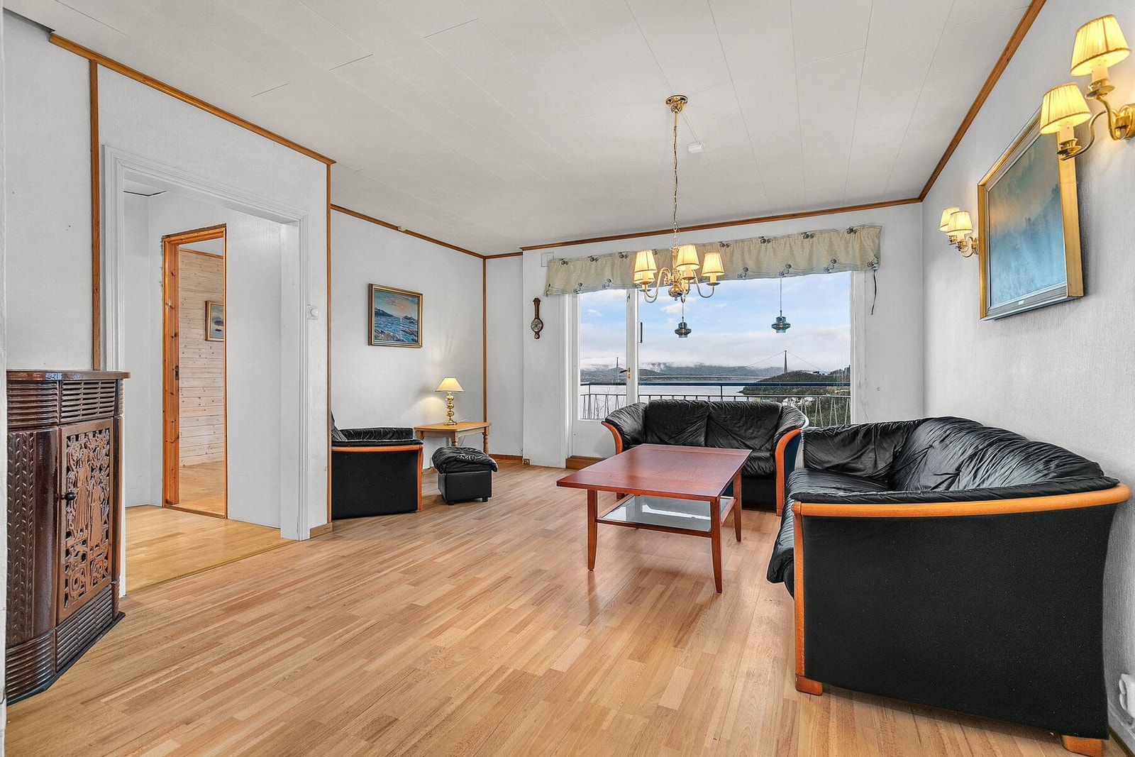 Stue med nydelig utsikt mot småbåthavn, fjord og fjell Galleribilde