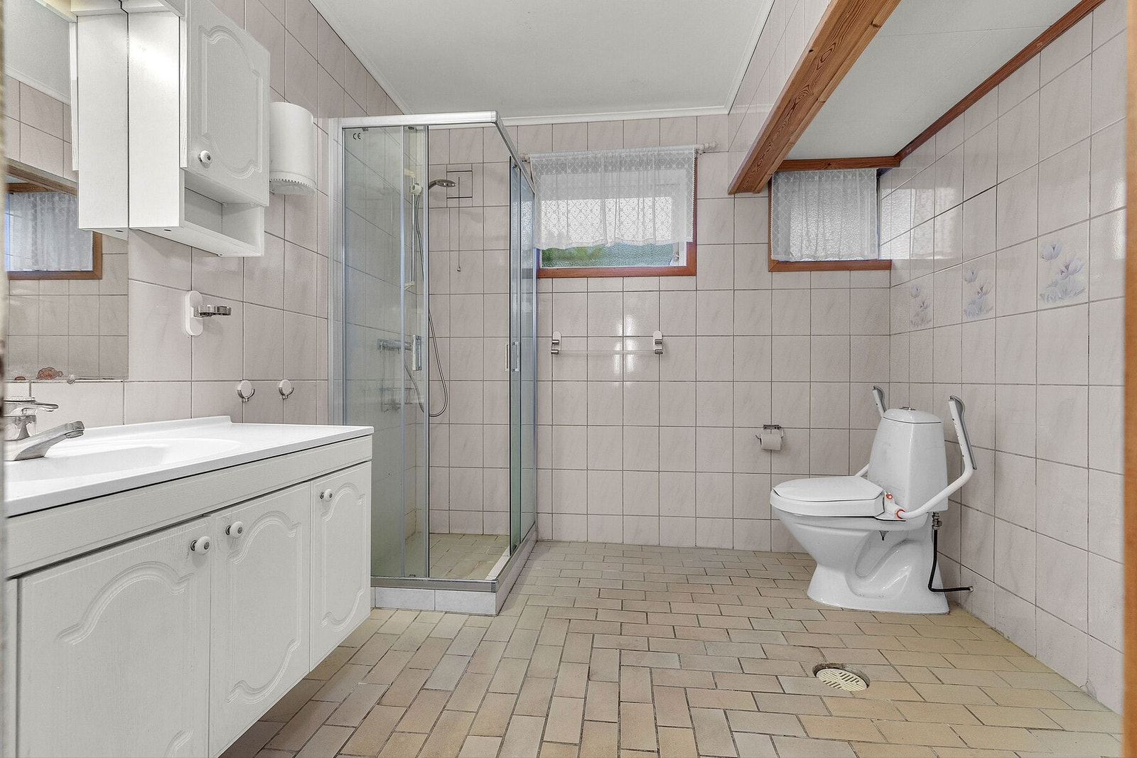 Romslig bad fliser på gulv og vegg Galleribilde