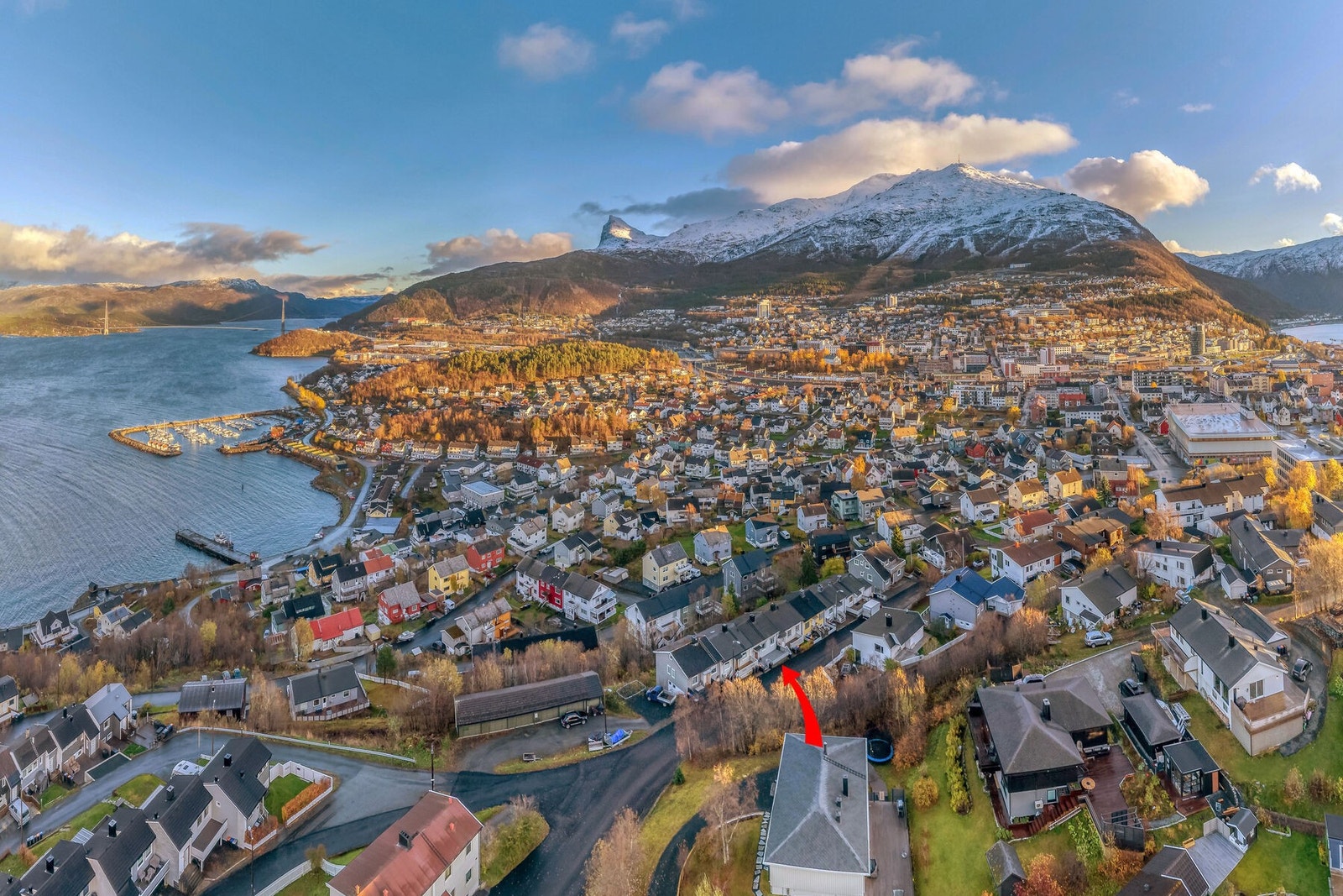 Boligen ligger fint til i Narvik med kort vei til skoler, idrettens hus, svømmehall, småbåthavn m.m. Galleribilde
