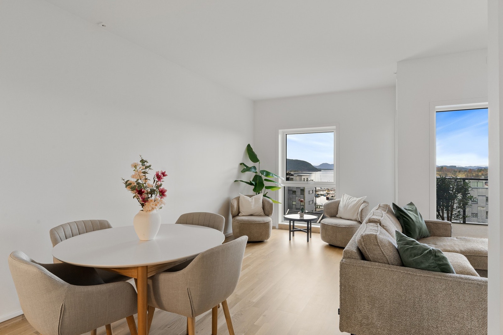 Soner med spiseplass, lenestoler og salong Galleribilde