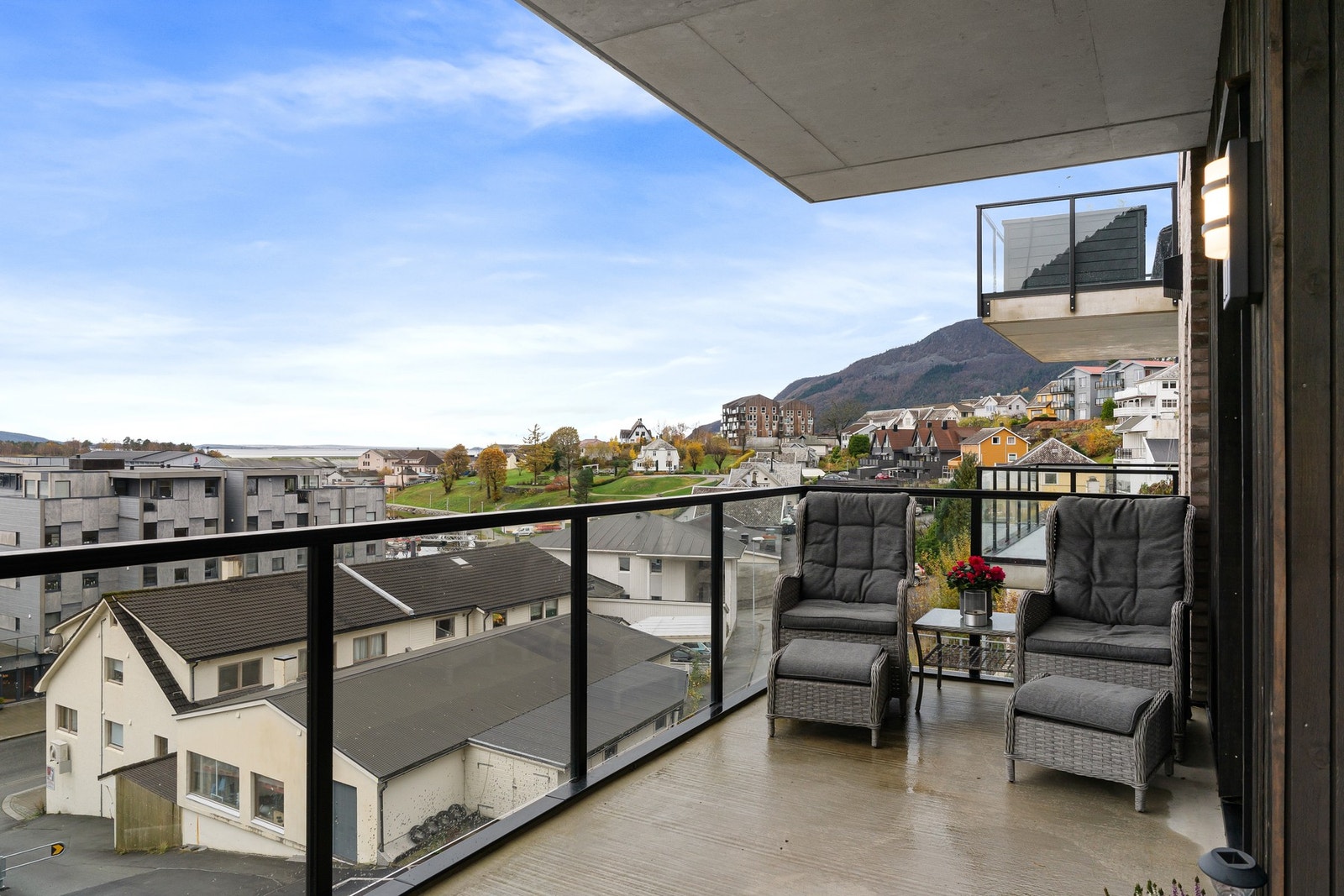 Stor, solrik balkong. God avstand til byggene rundt. Ligger fint i høyden. Galleribilde