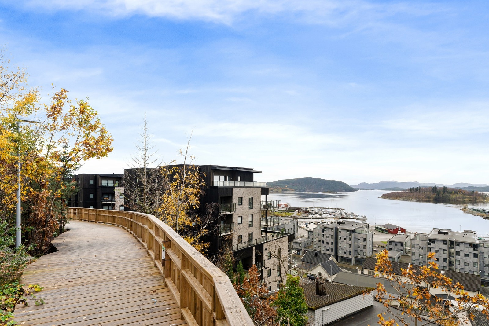 Eiendommen ligger fint i høyden med sjøutsikt. Gangsti til sentrum. Galleribilde