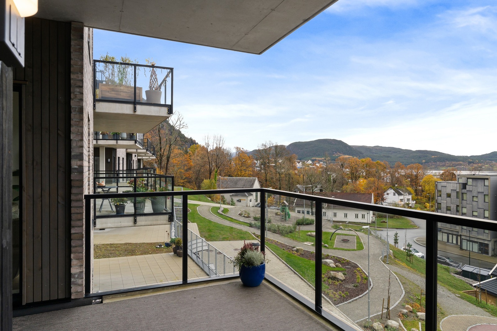 Utsikt til flotte omgivelser. Lekeplass for barn eller barnebarn. Galleribilde