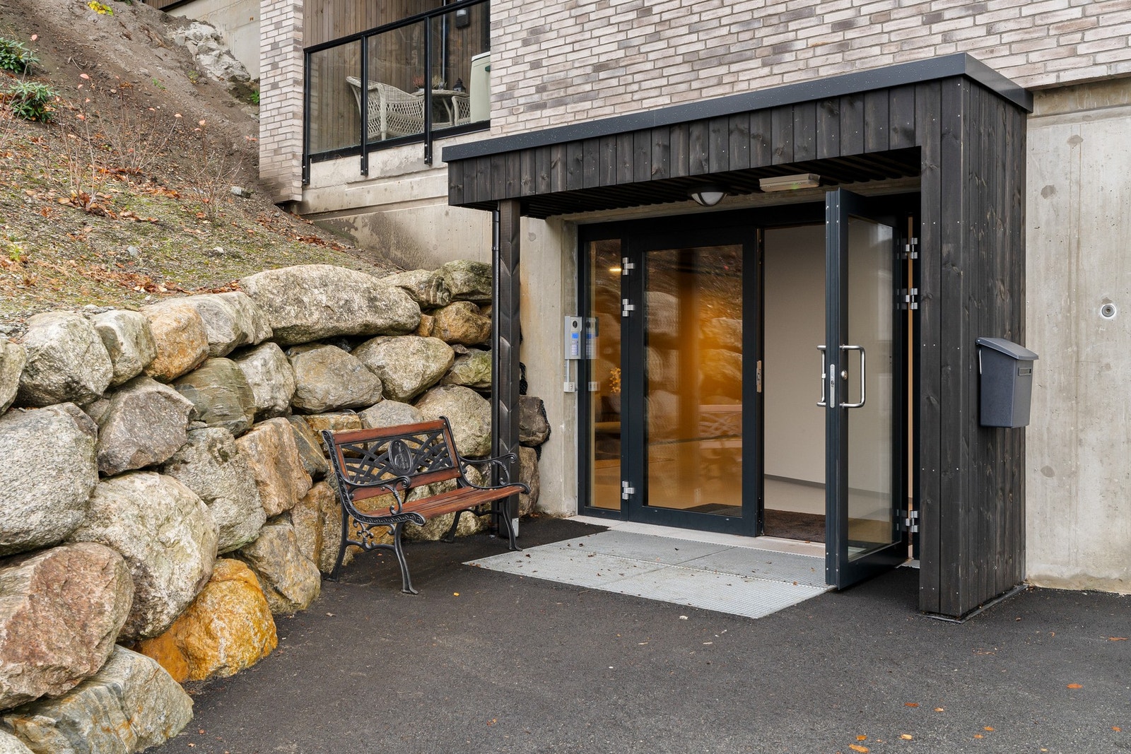 Hyggelig inngangsparti. Flotte trappeoppganger og fellesområder. Heis. Galleribilde