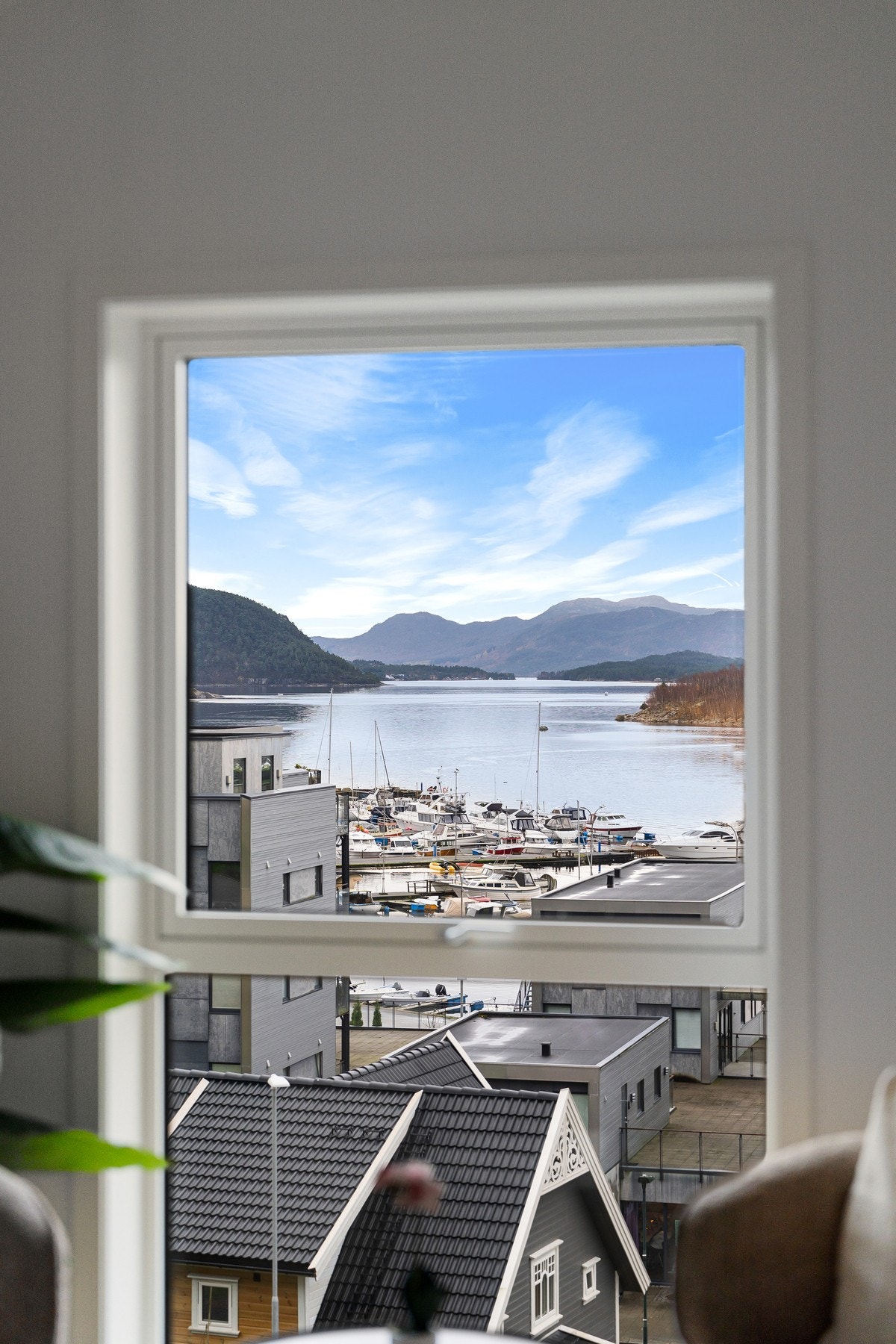 Nydelig sjøutsikt fra både stue og balkong Galleribilde
