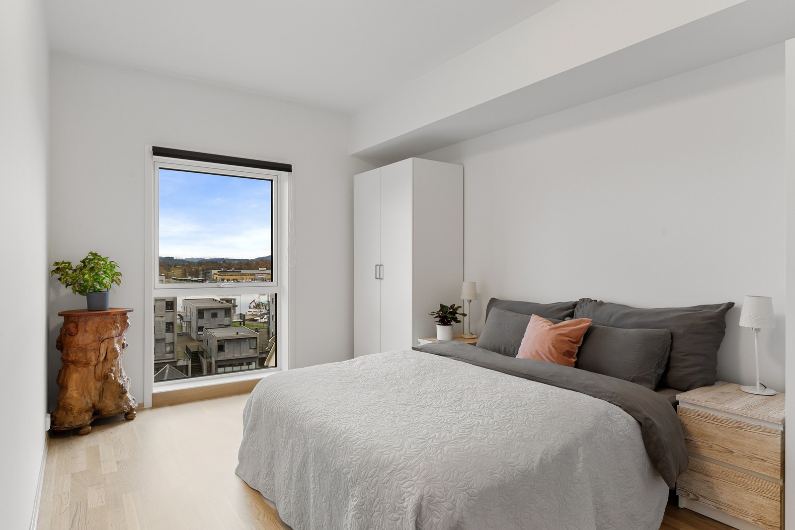 Stort hovedsoverom med skap på begge sider av seng Galleribilde