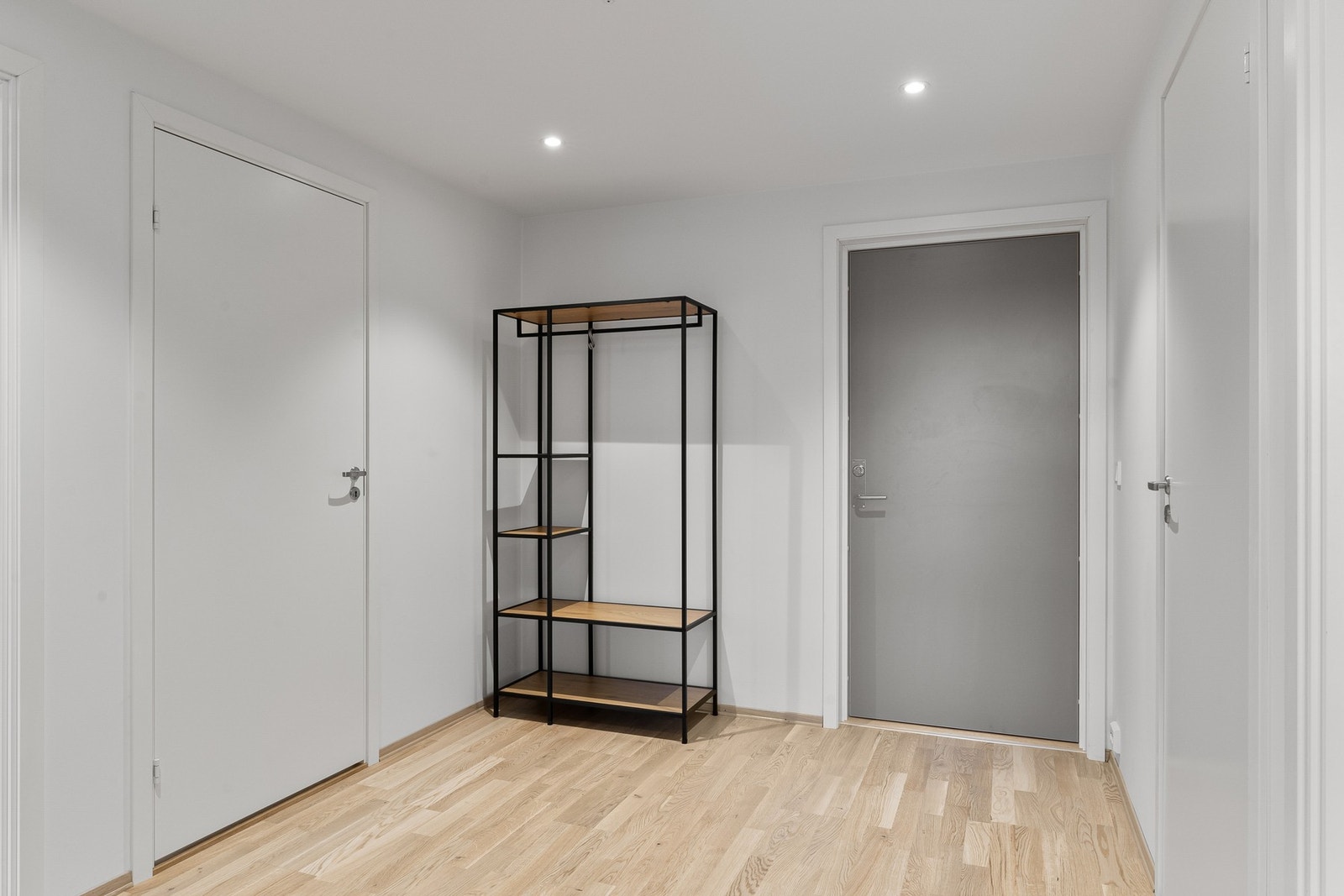 God plass til garderobe i gangen. Også en praktisk bod inn fra gangen, samt en ekstern bod til i samme etasje. Galleribilde