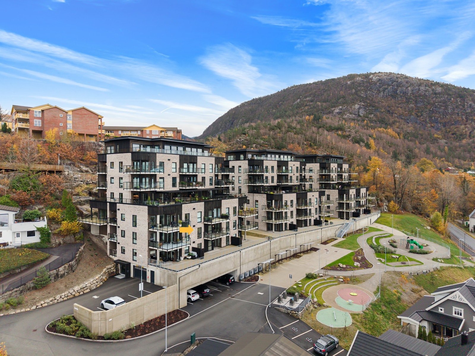 Leiligheten ligger fint til i lengderetning i bygget, med masse vinduer i front. Galleribilde