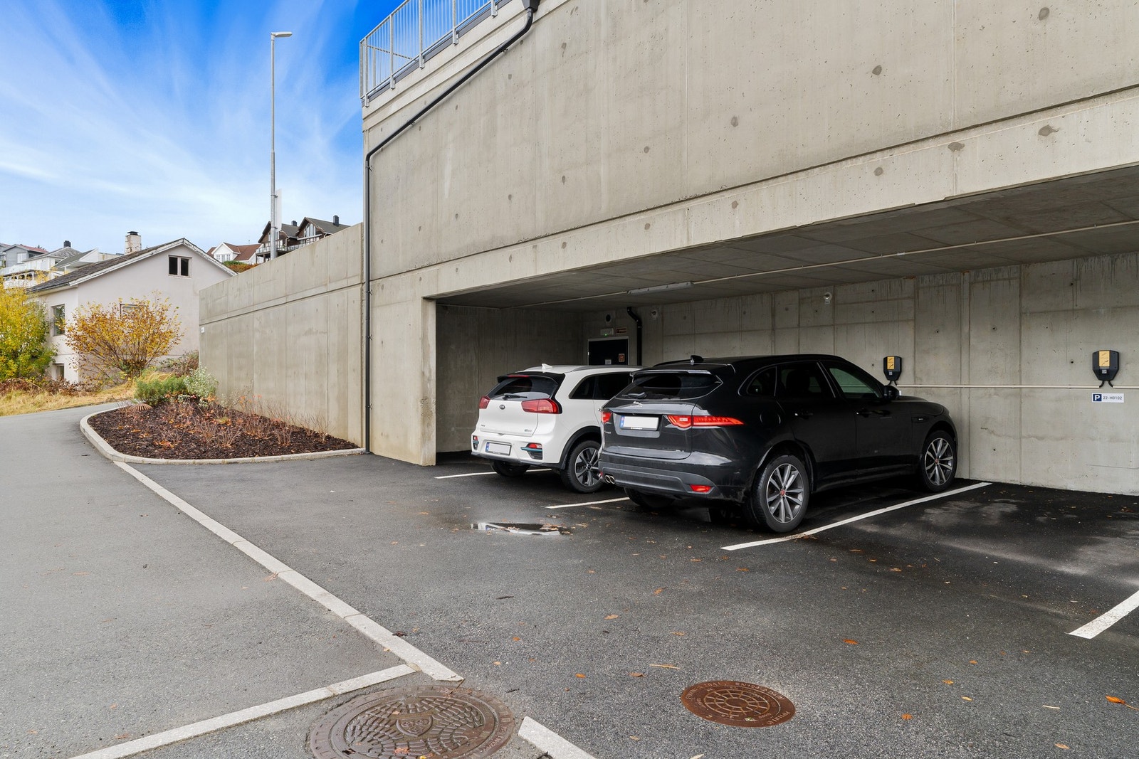 Disponerer egen, merket carport. El-bil lading bestilles gjennom selskapet Aneo. Galleribilde