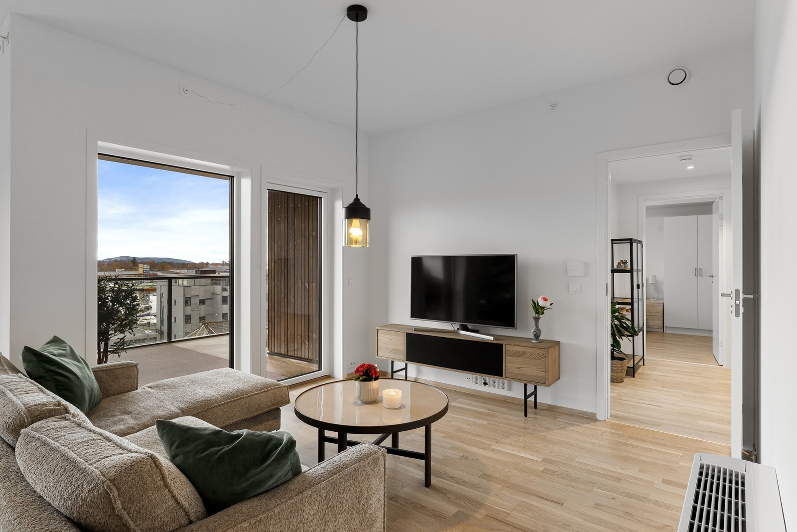 Stue inndelt i soner, her salong Galleribilde