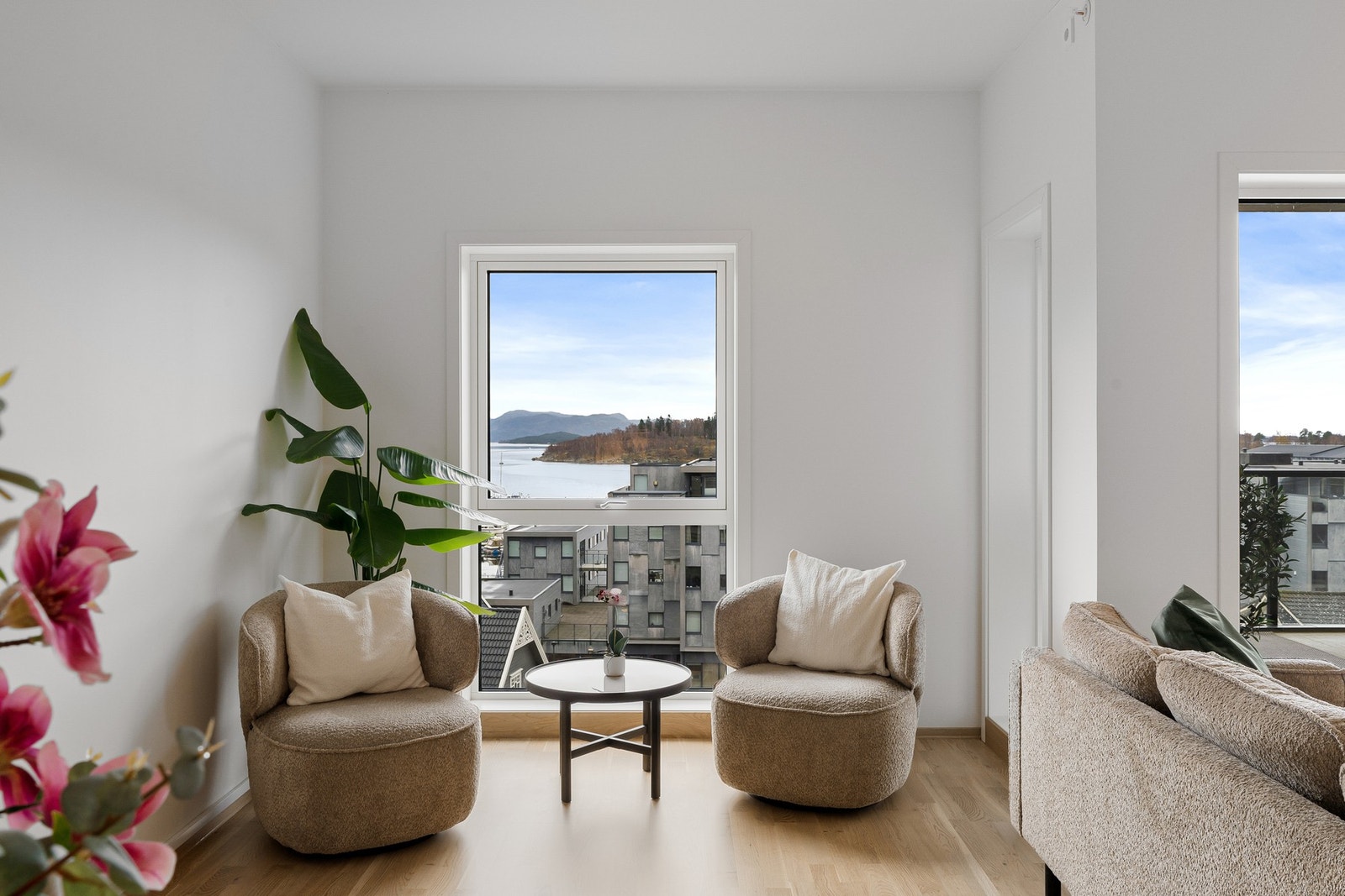 Nydelig ved vinduene Galleribilde