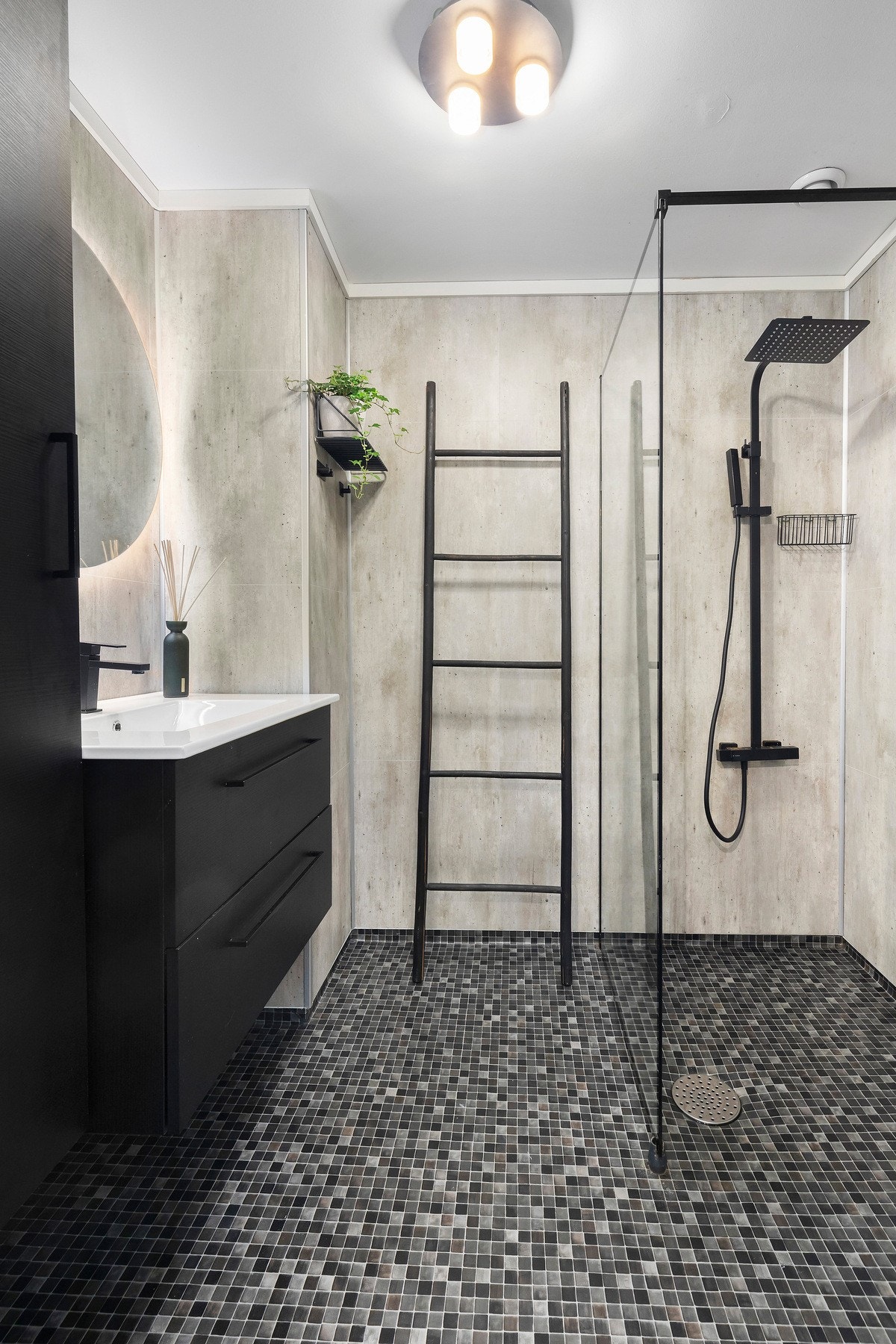 Bad oppgradert i 2018 med slitesterkt belegg på gulv, våtromsplater, stor innredning og dusj. Galleribilde