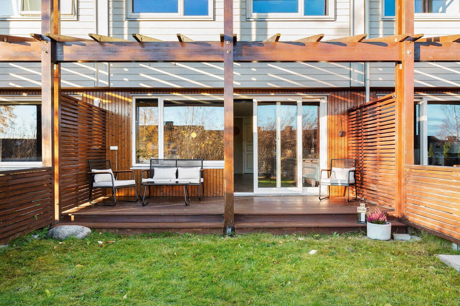 Fra terrassen på denne siden er det gode solforhold på formiddagstid. Galleribilde