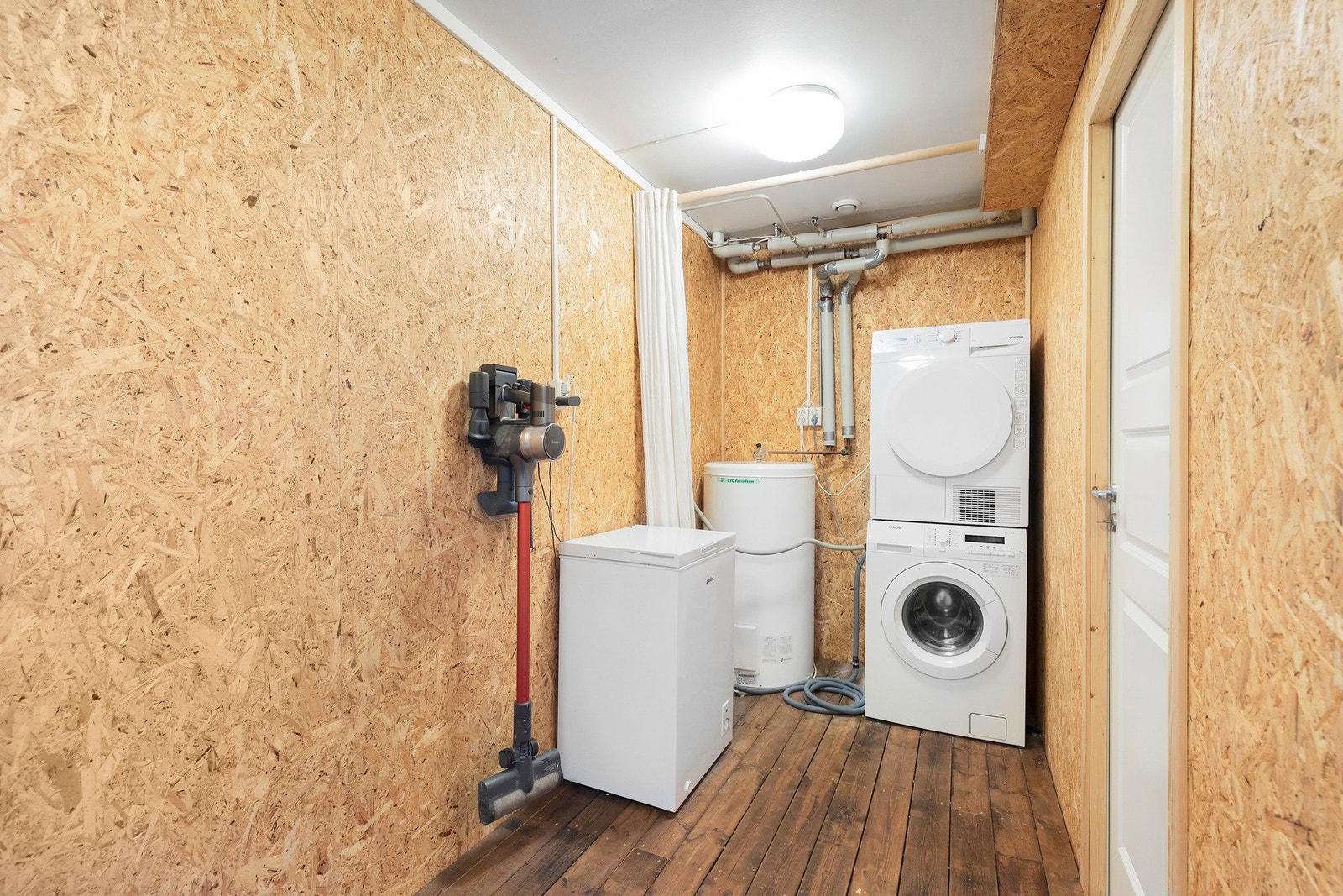 I kjelleren er det et praktisk vaskerom på ca 8 kvm med plass til fryser. Innenfor er det også 2 stk boder på til sammen 5,3 kvm. Galleribilde