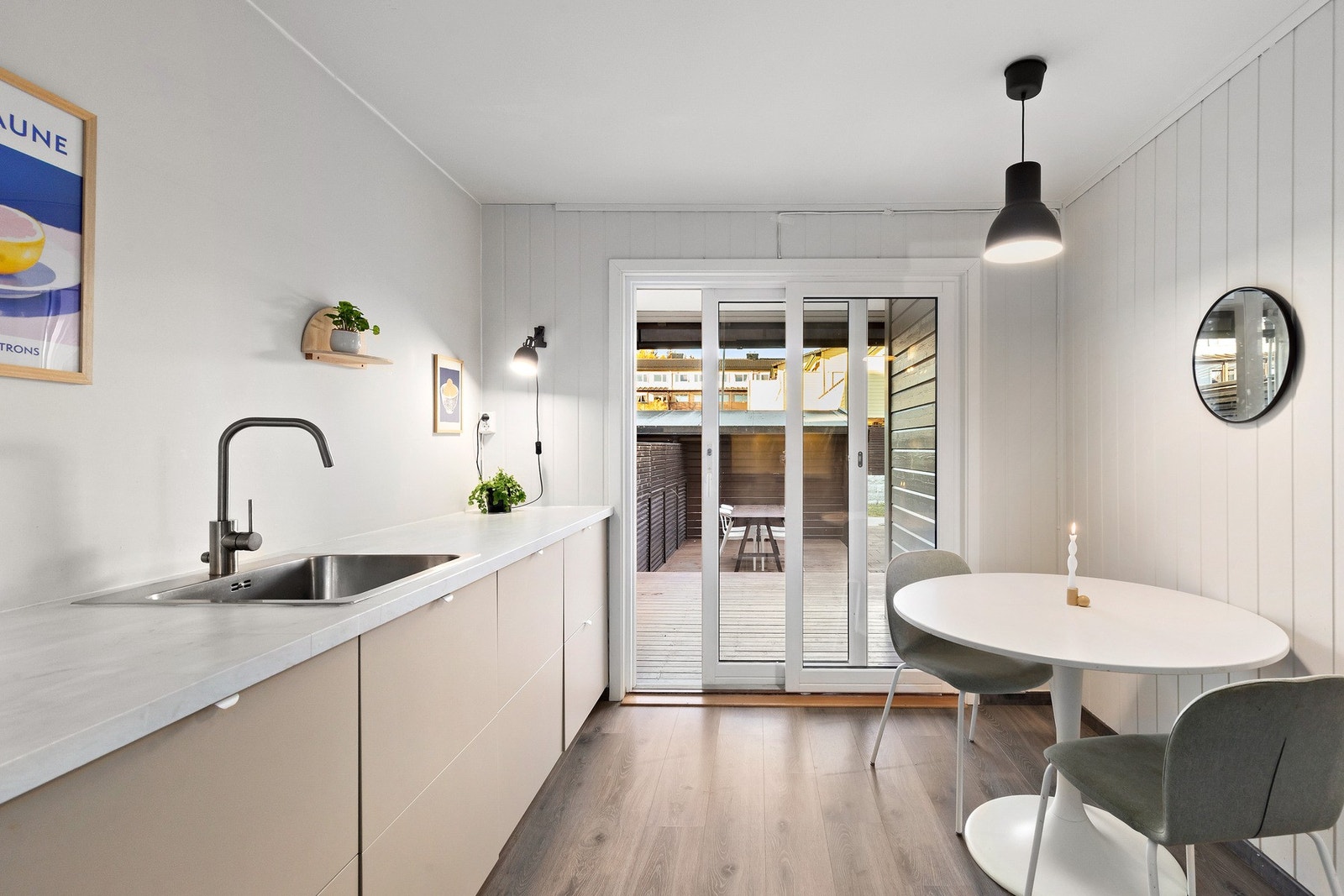 Fra kjøkkenet er det også direkte utgang til terrassen som er ved inngangspartiet. Galleribilde