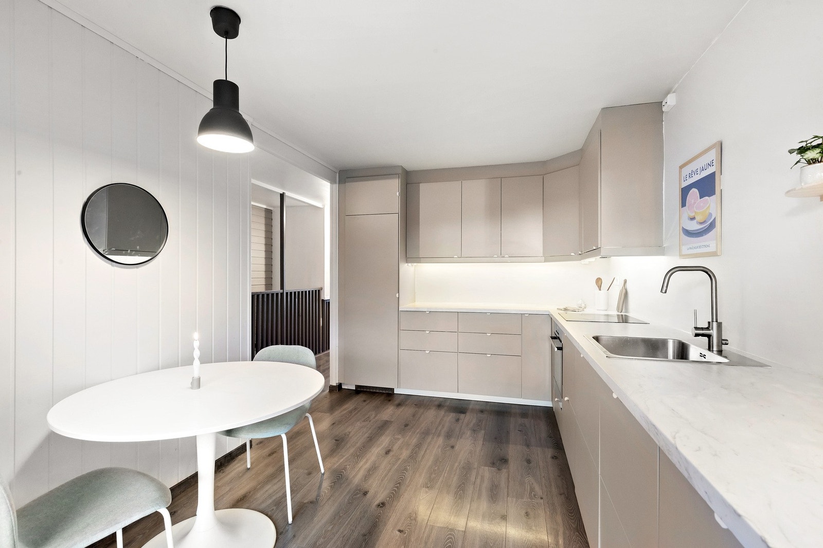 Kjøkkenet har masse skap- og skuffeplass og har mottatt en TG 1 fra takstmann. Galleribilde