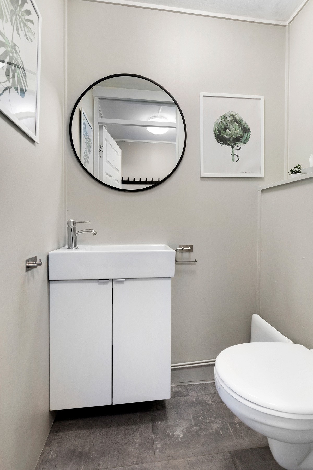 Separat toalettrom like ved inngangsparti med nyere baderomsvask og varmekabler i gulv. Galleribilde