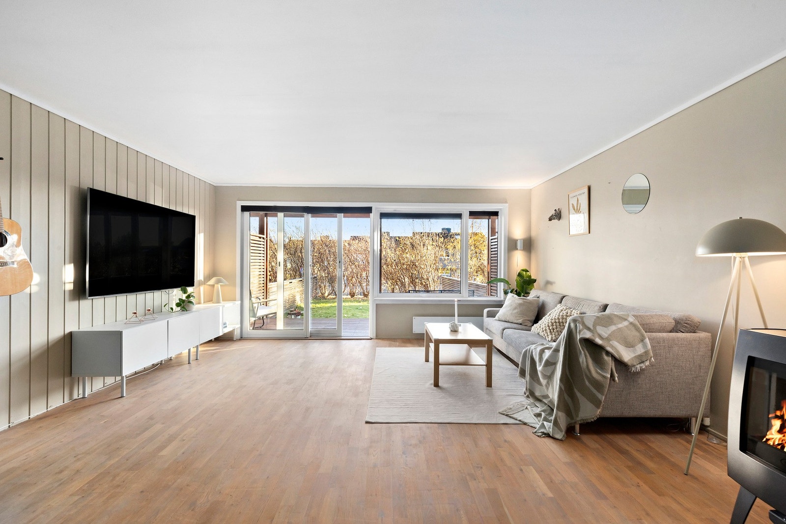 Masse lysinnslipp fra store vinduer og skyvedør Galleribilde