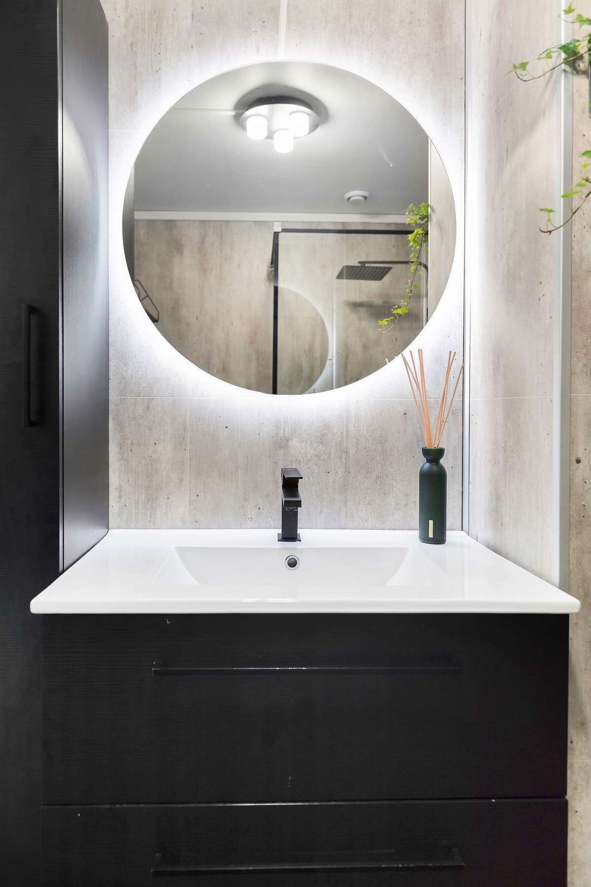 Det bemerkes noen feil på badet utført av tidligere eier, se takstrapport. Galleribilde