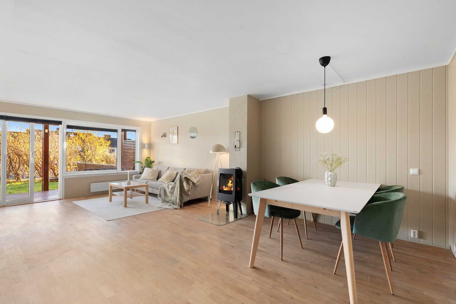 Stuen er på 35,3 kvm og oppvarmes med en pen vedovn og panelovner. Galleribilde