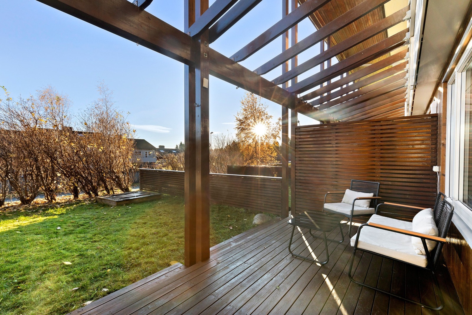 Østvendt terrasse på 11 kvm med dobbel stikkontakt på vegg Galleribilde