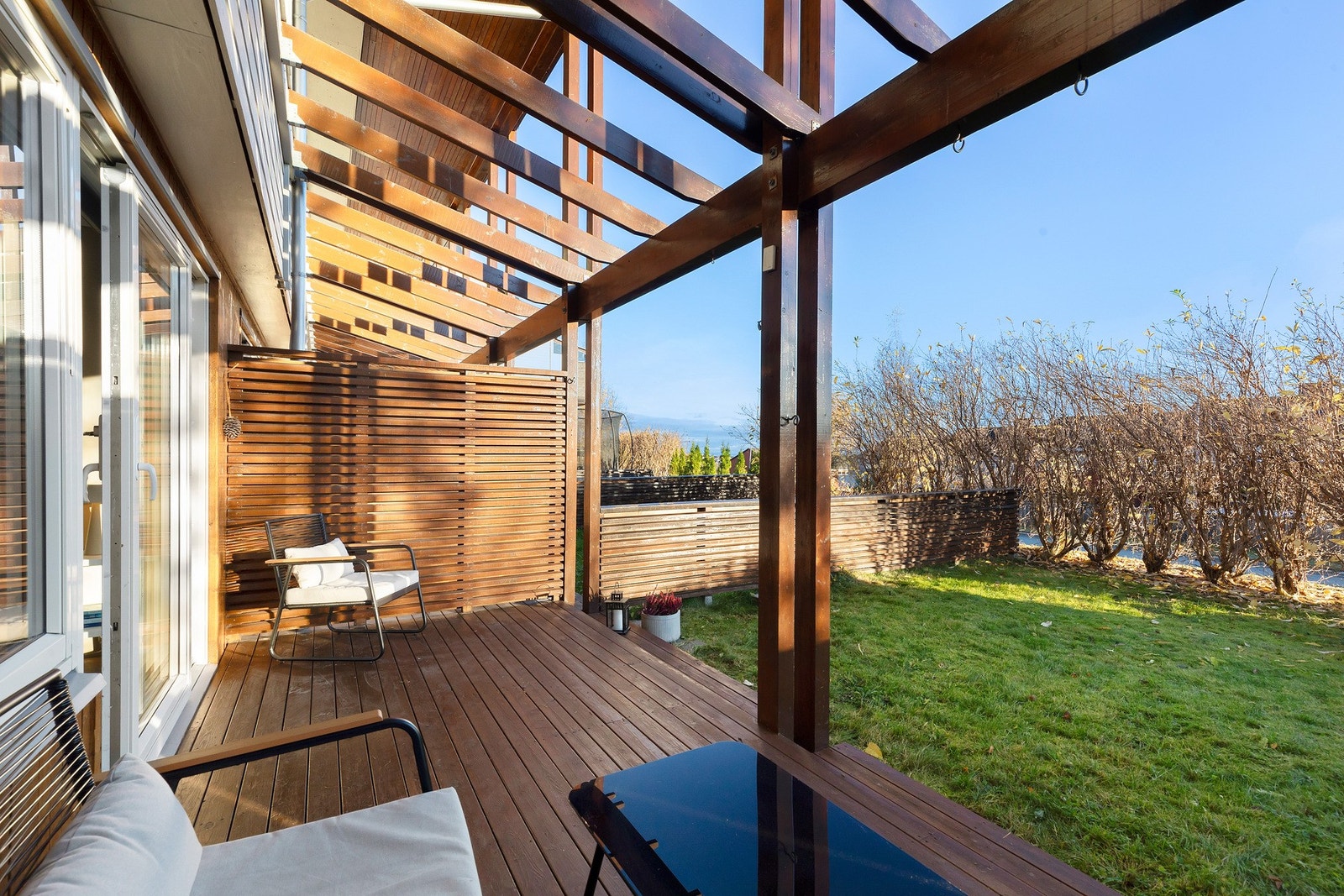 Like nedenfor hagen er det umiddelbar tilgang til bussholdeplass ( Buss 16) Galleribilde