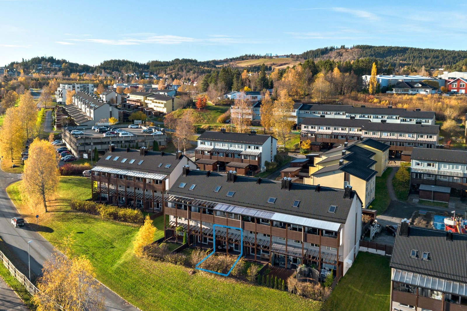 Leiligheten finner du i 1. og 2.etasje med hage Galleribilde